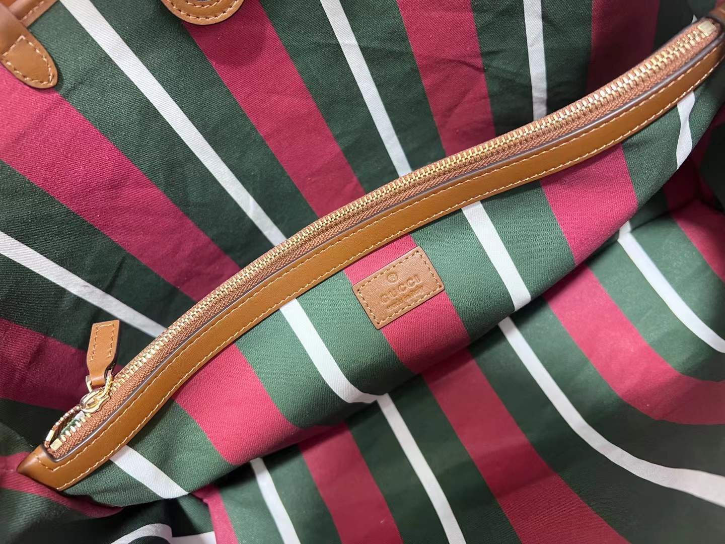 ماستر كواليتي قوتشي توت امبليم 38cm  Gucci GG Emblem  Tote Bag - صورة 8