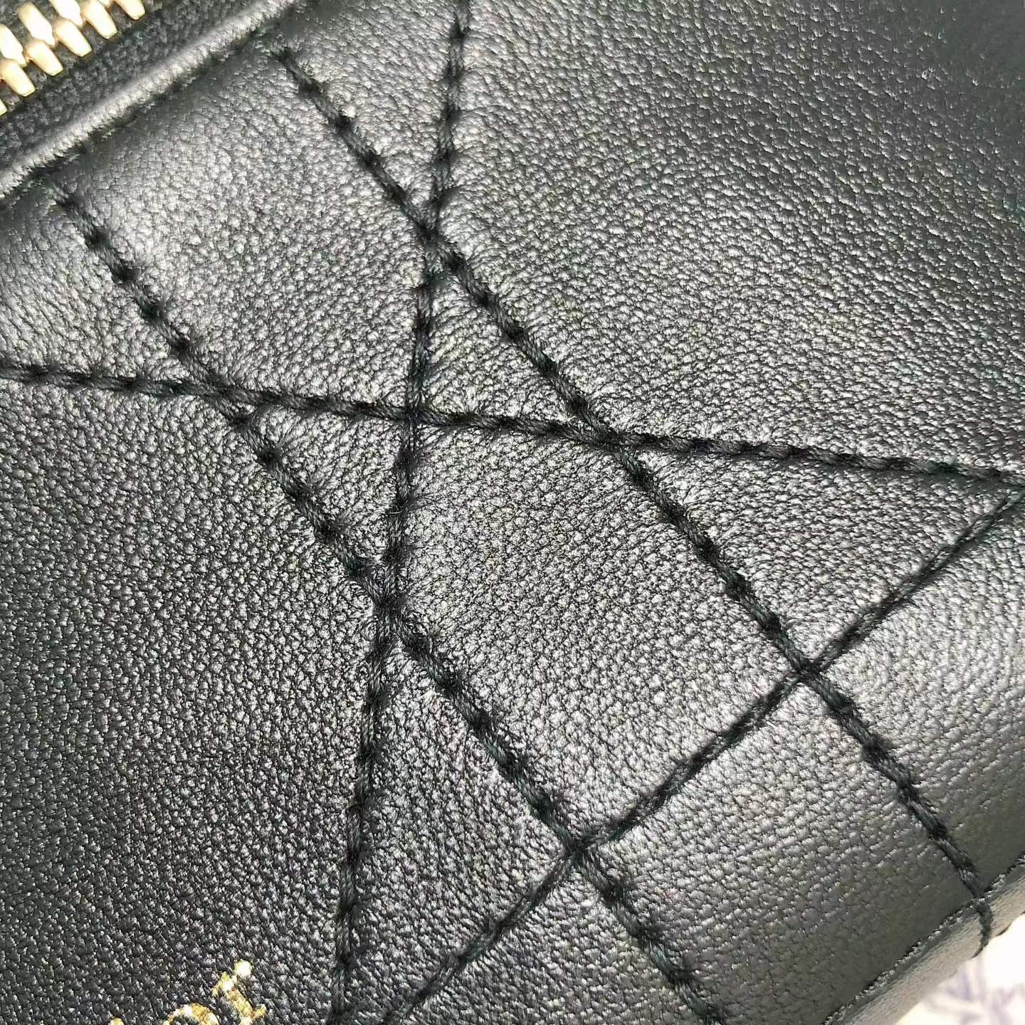ماستر كواليتي 19cm ديور فانيتي  Dior Trianon Soft Vanity  - صورة 4