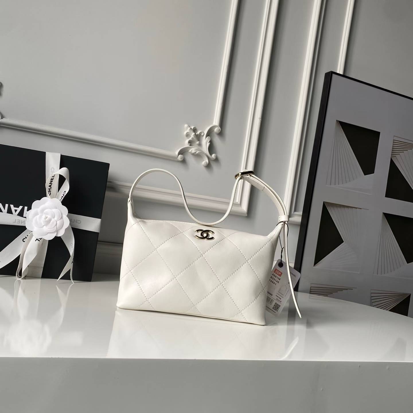 ماستر كواليتي شانيل ماكسي هوبو  Chanel Maxi Hobo - صورة 1