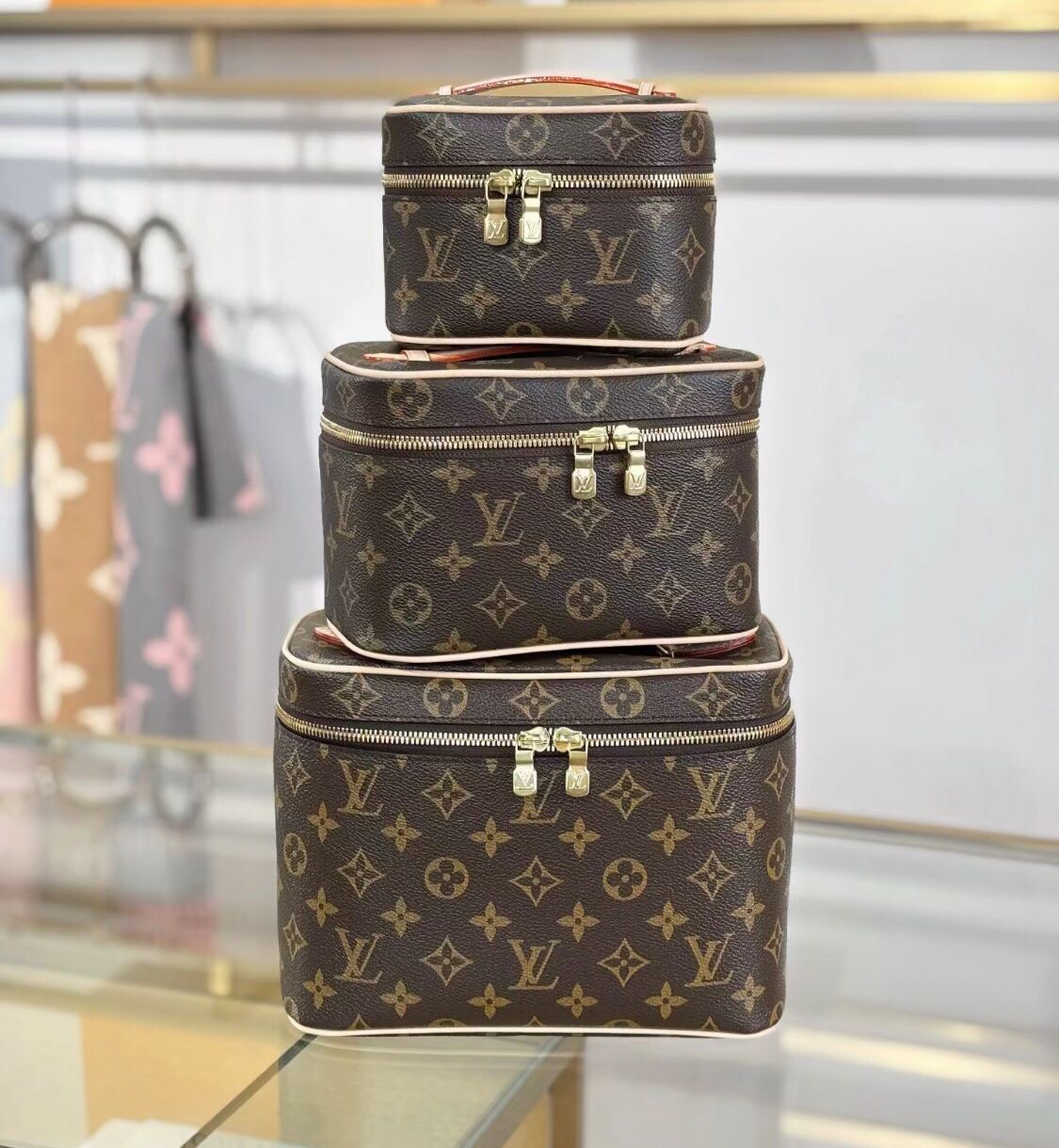 ماستر كواليتي طقم حقائب مستحضرات تجميل  لويس فيتون (Louis Vuitton) - صورة 1