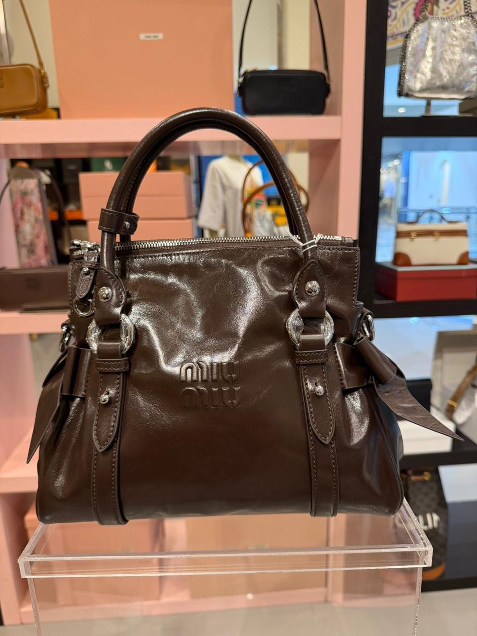 ماستر كواليتي Miu Miu Vitello Lux Peggy Bow Tote (ميو ميو فيتيلو لوكس بيجي بو توت) - صورة 1