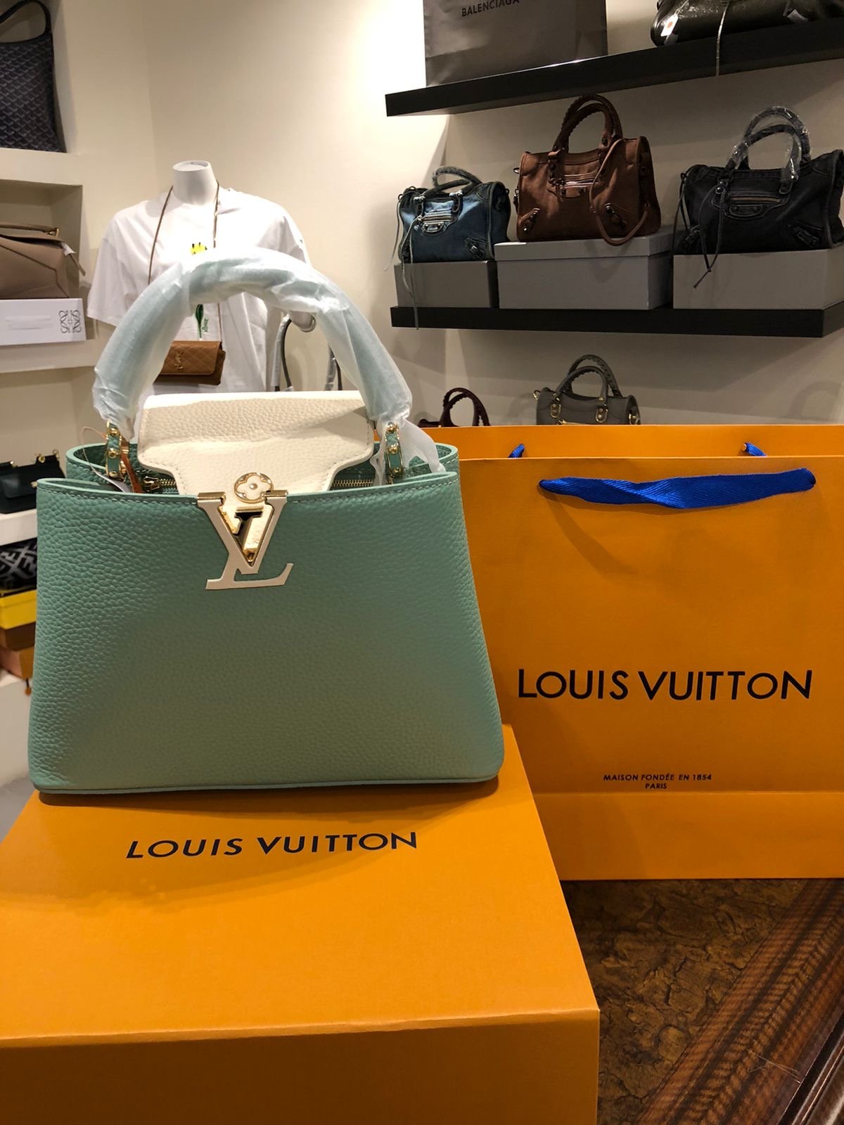  ماستر كواليتي لويس فيتون كابوسين بي بي (Louis Vuitton Capucines BB) - صورة 1