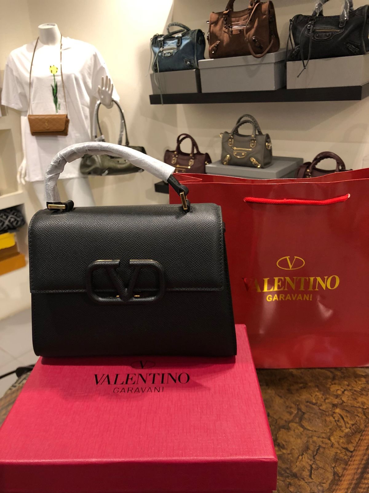 ماستر كواليتي فالنتينو غارافاني Valentino Garavani - صورة 1