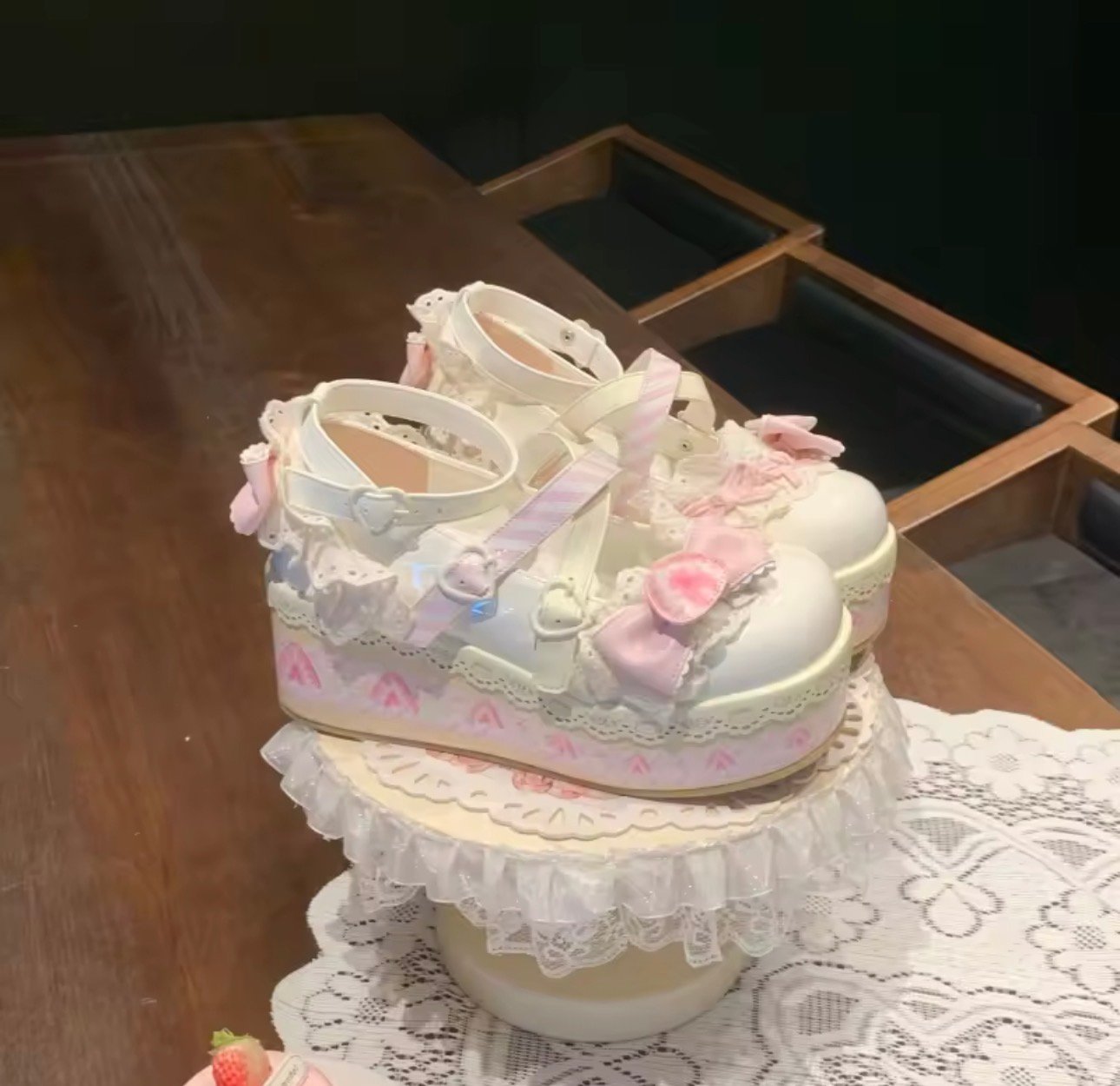 strawberry shoes - صورة 1