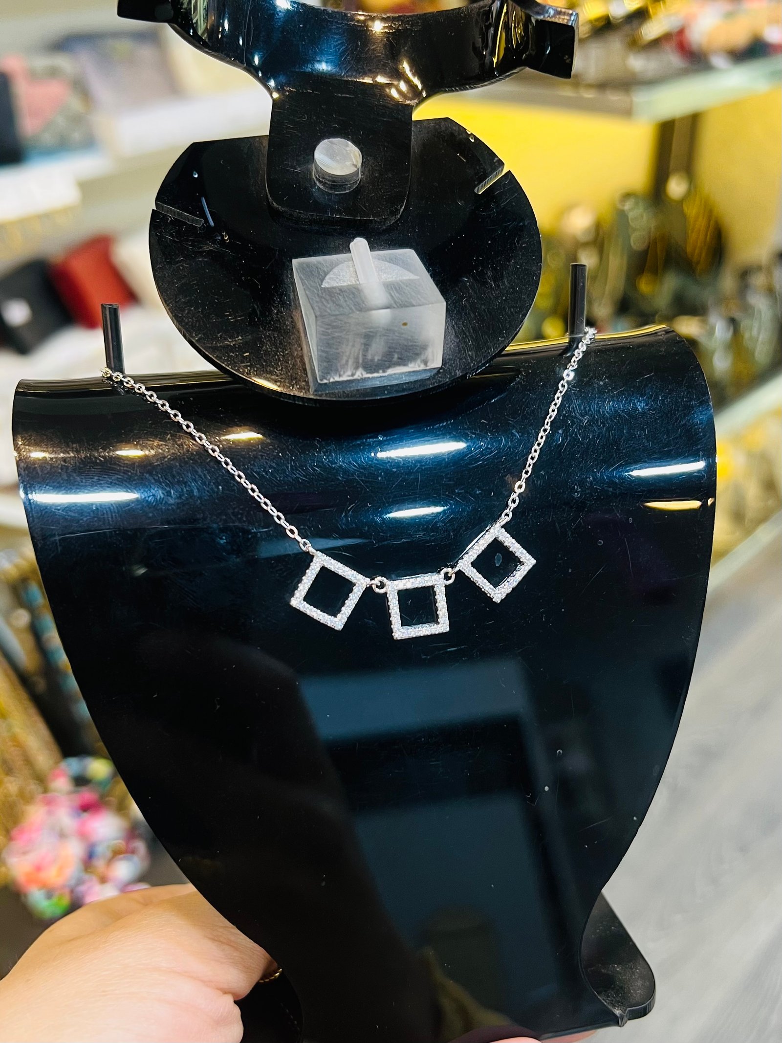 Simple diamond necklace  - صورة 3