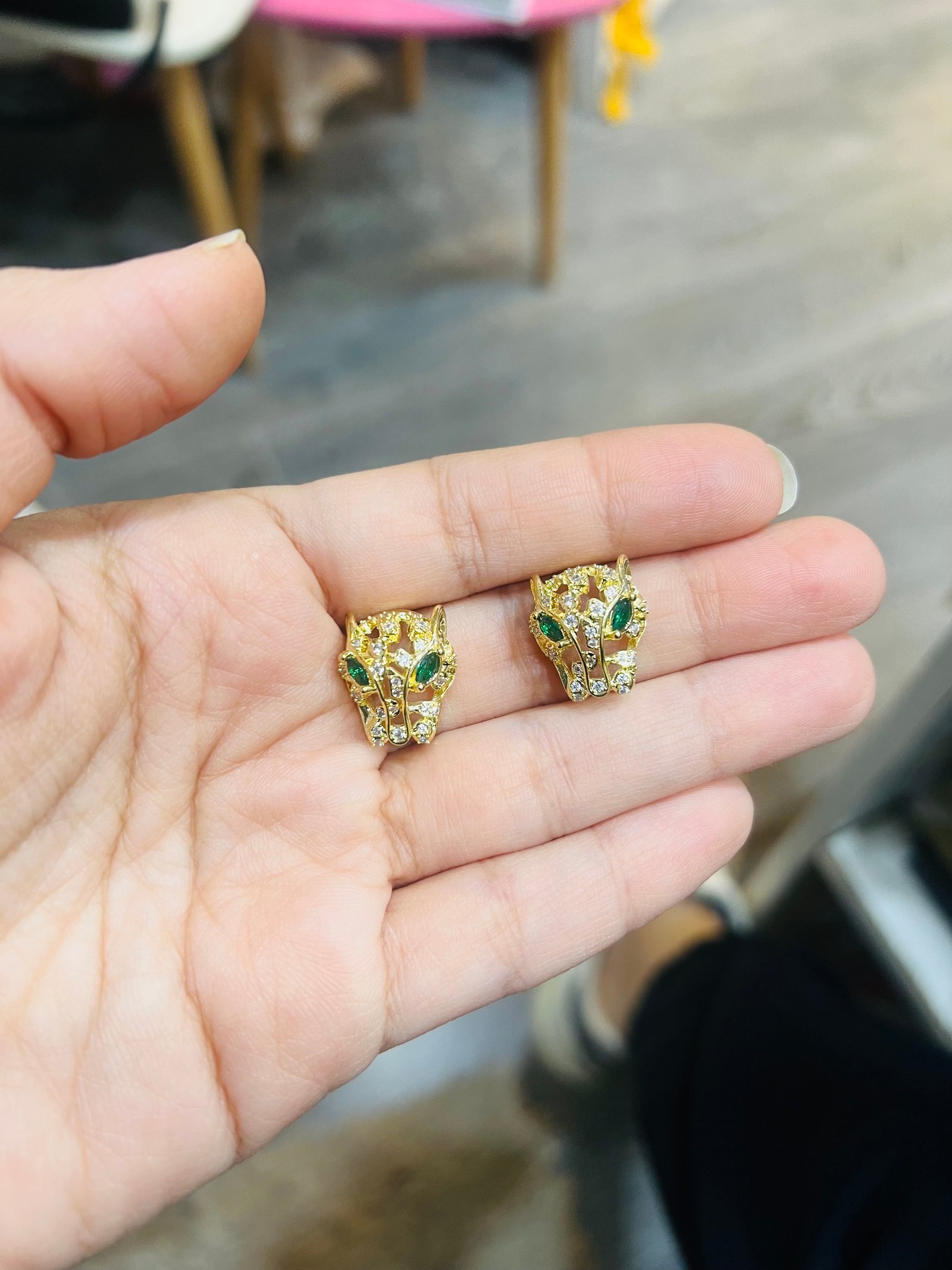 Tiger earring gold color  - صورة 1