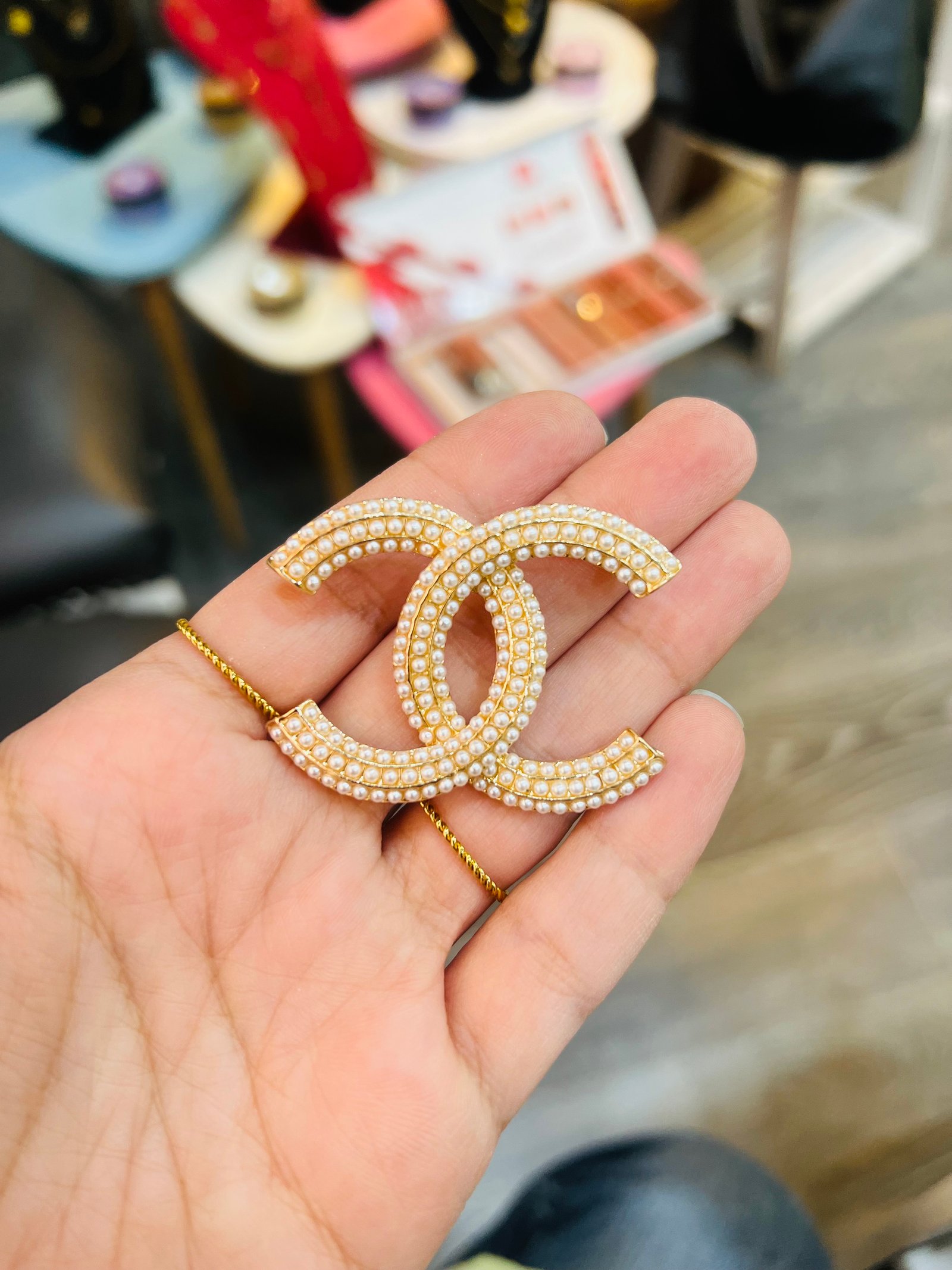Gold chan*l brooch 6 - صورة 1