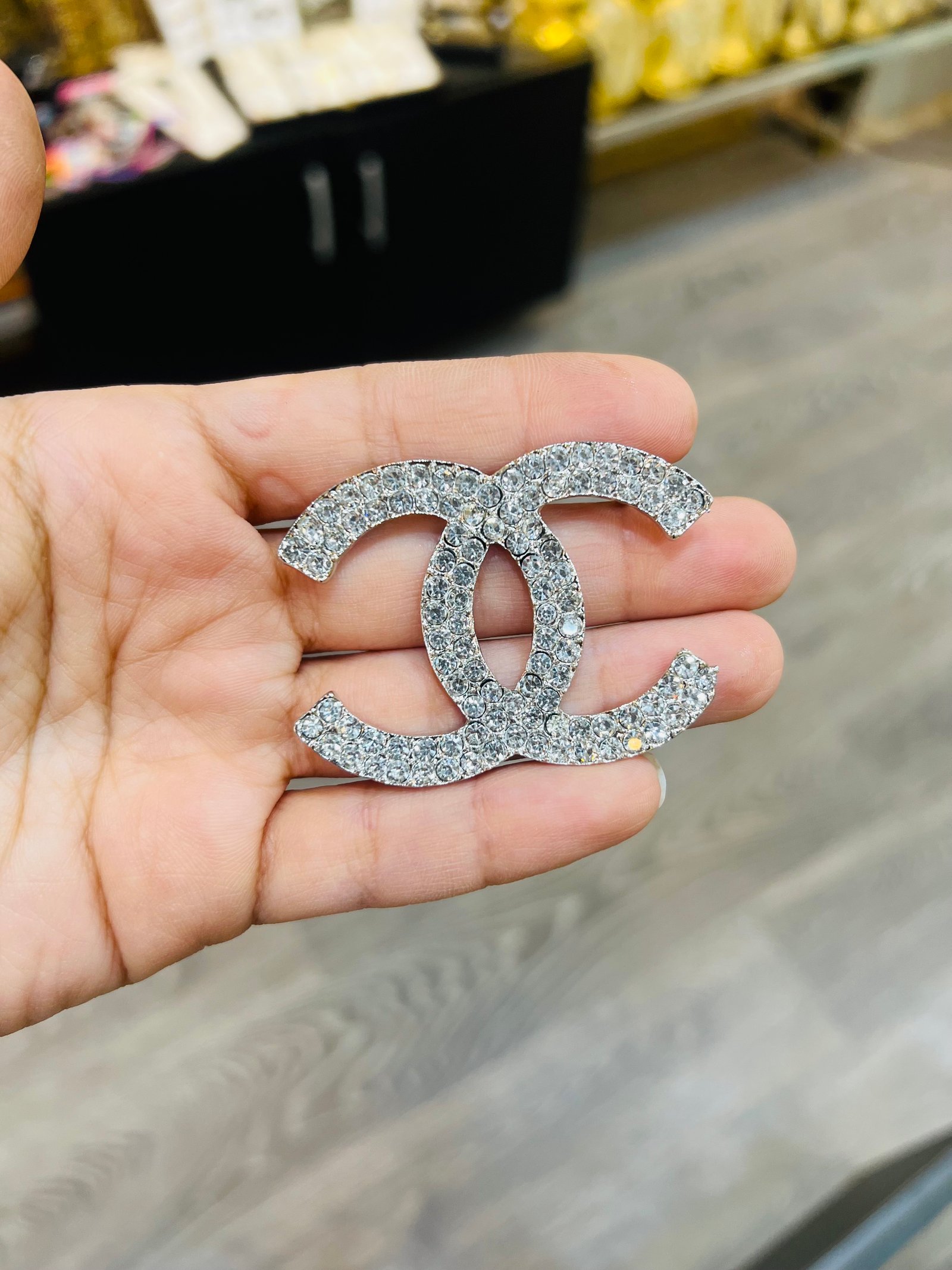 Silver chan*l brooch  - صورة 1