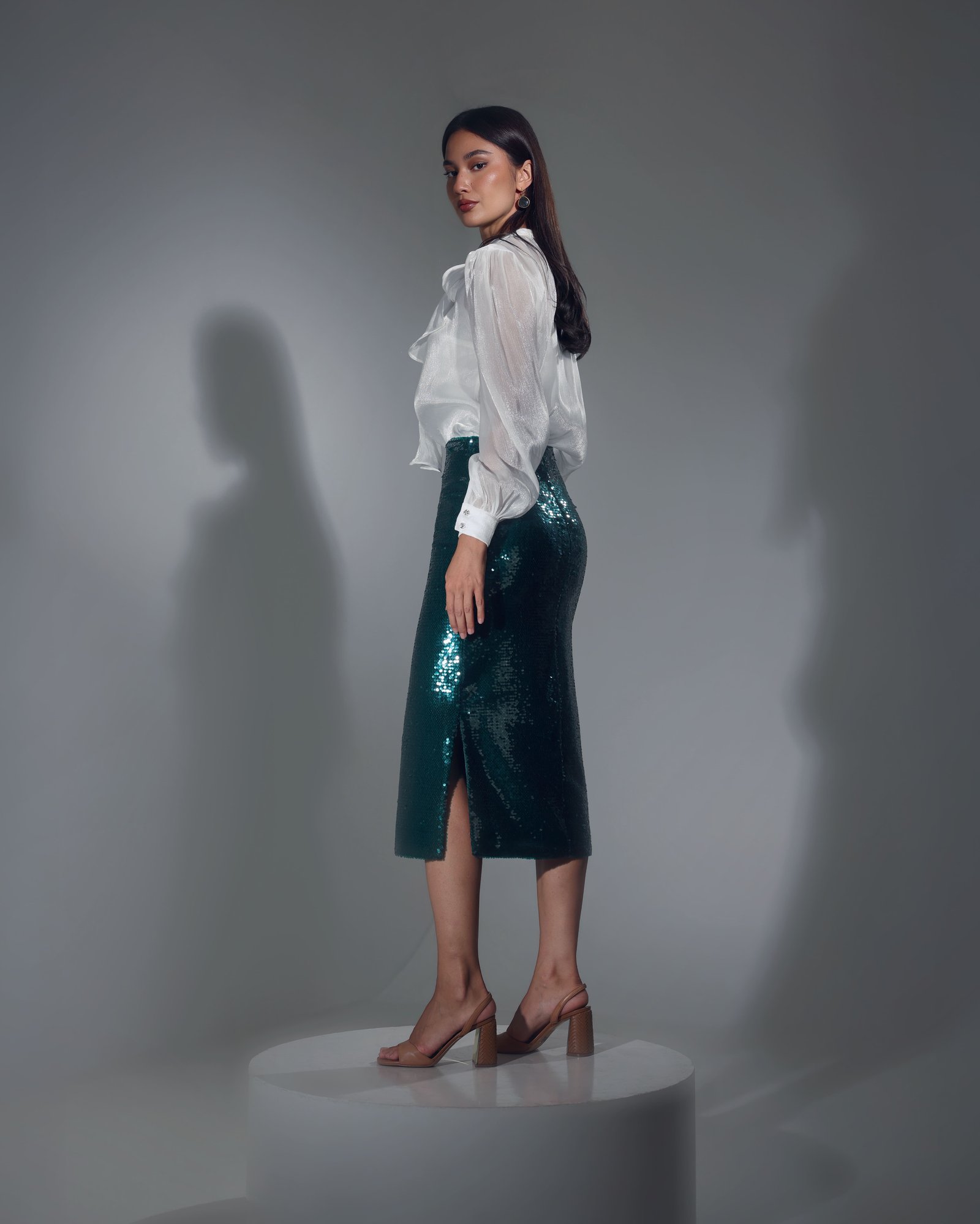 Sequins midi skirt - صورة 8