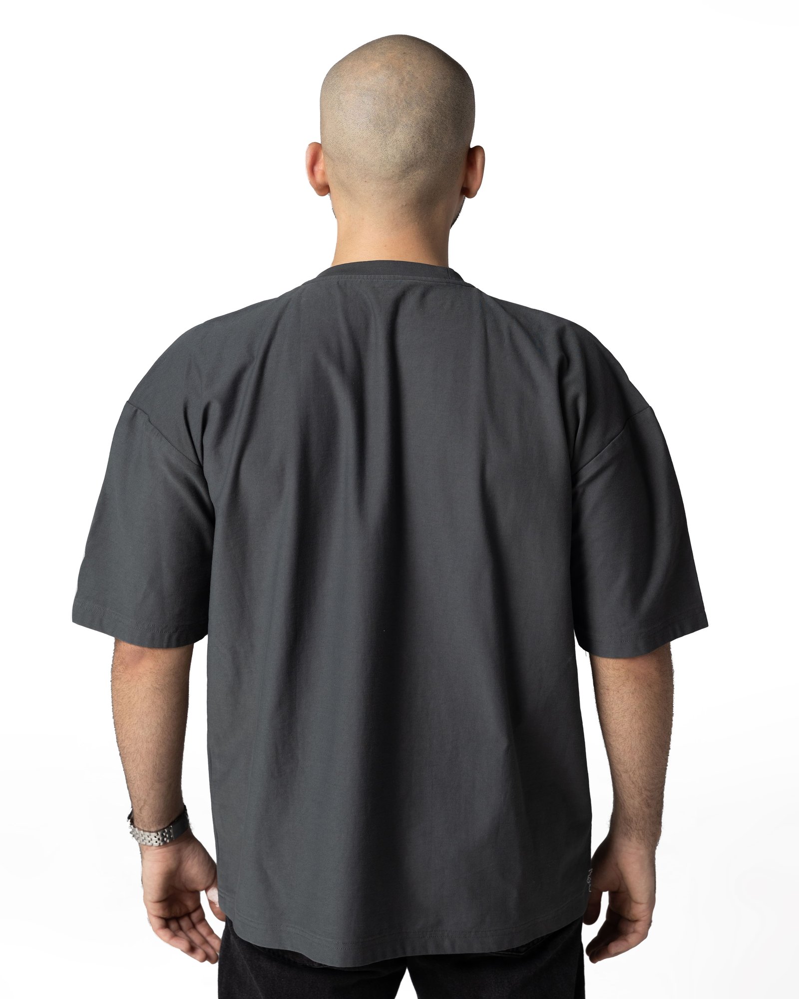 gray t-shirt - صورة 3