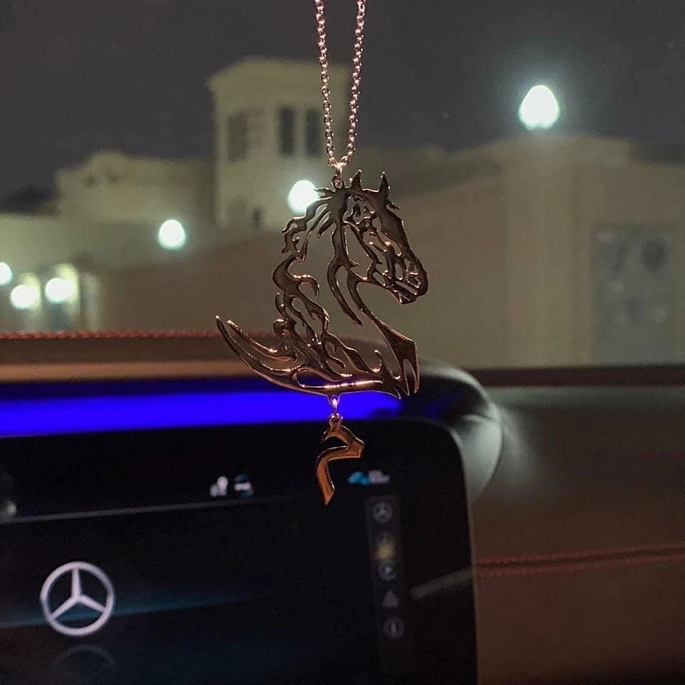 تعليقة سياره ع شكل خيل - صورة 1