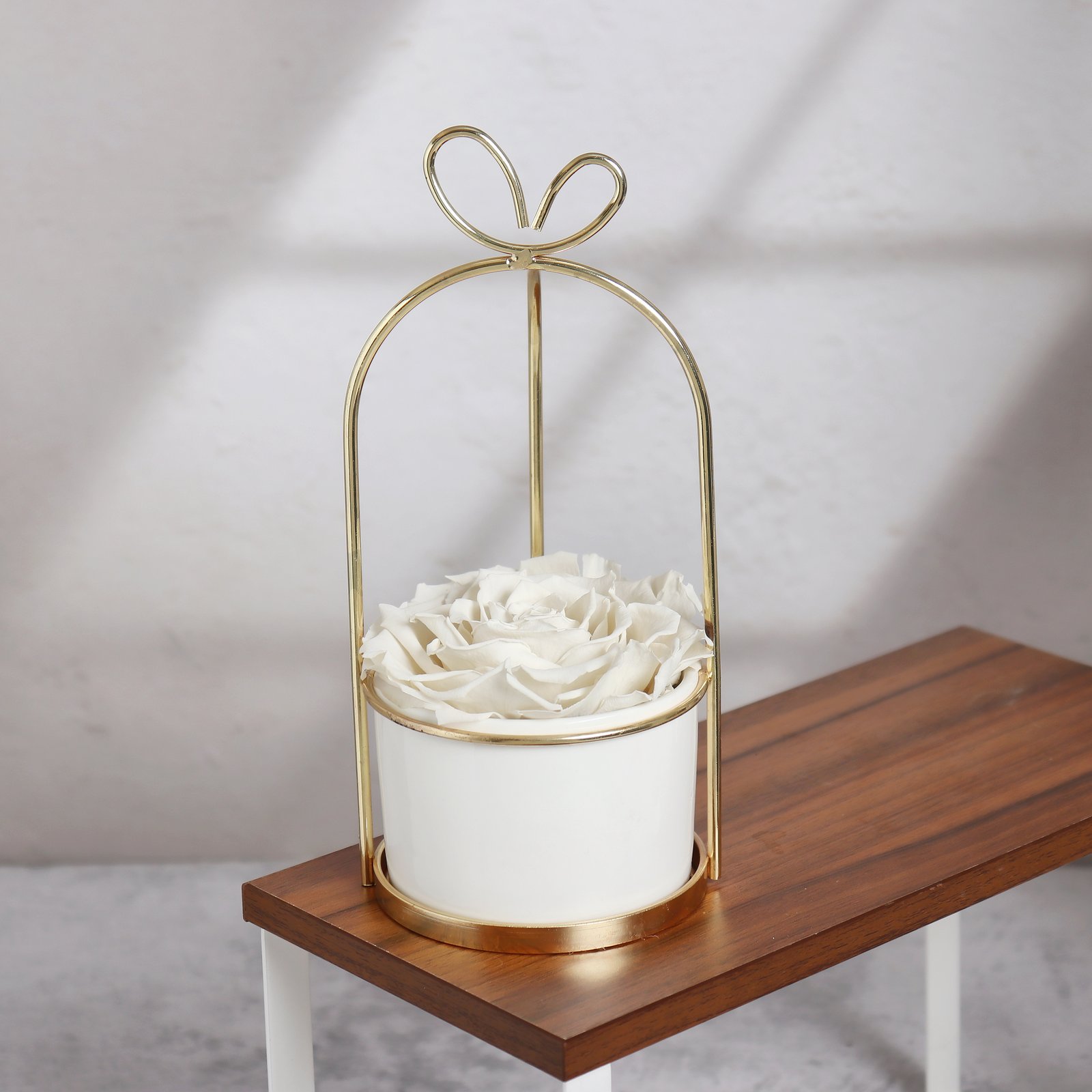 White rose basket - Image 1