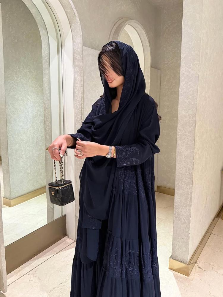 عبايه كريب كوري مع تطريز  - صورة 3