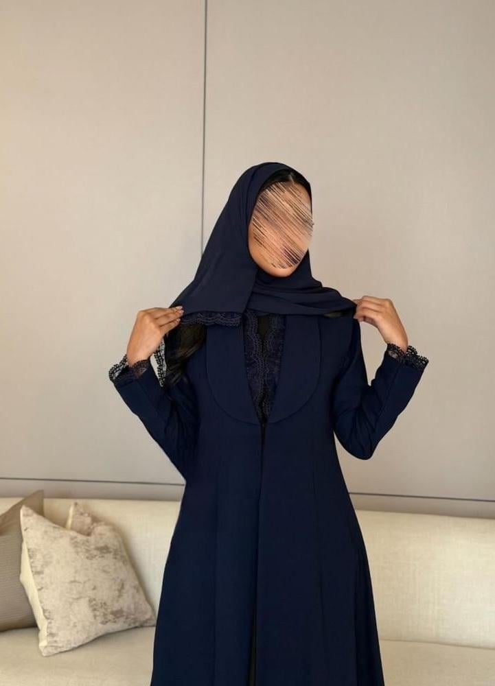عبايه بليزر كريب مع دانتيل على الياقه والكم  - صورة 8