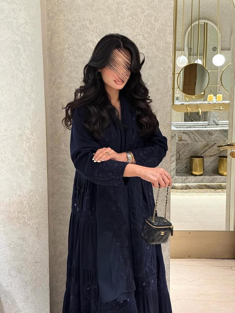 عبايه كريب كوري مع تطريز  - صورة 2