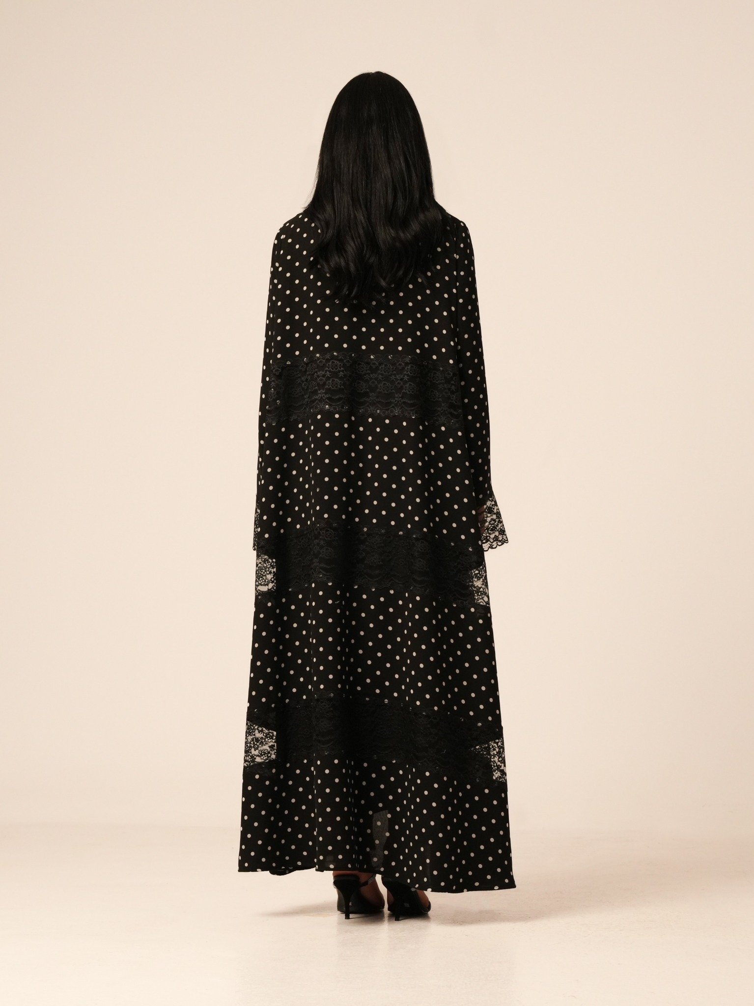Regal Woman - صورة 3