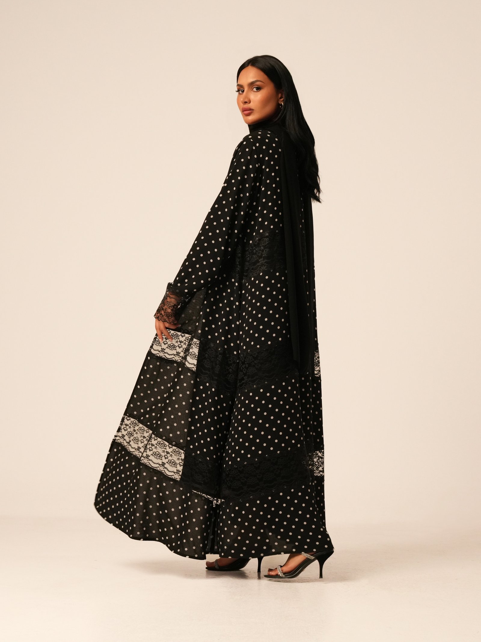 Regal Woman - صورة 2