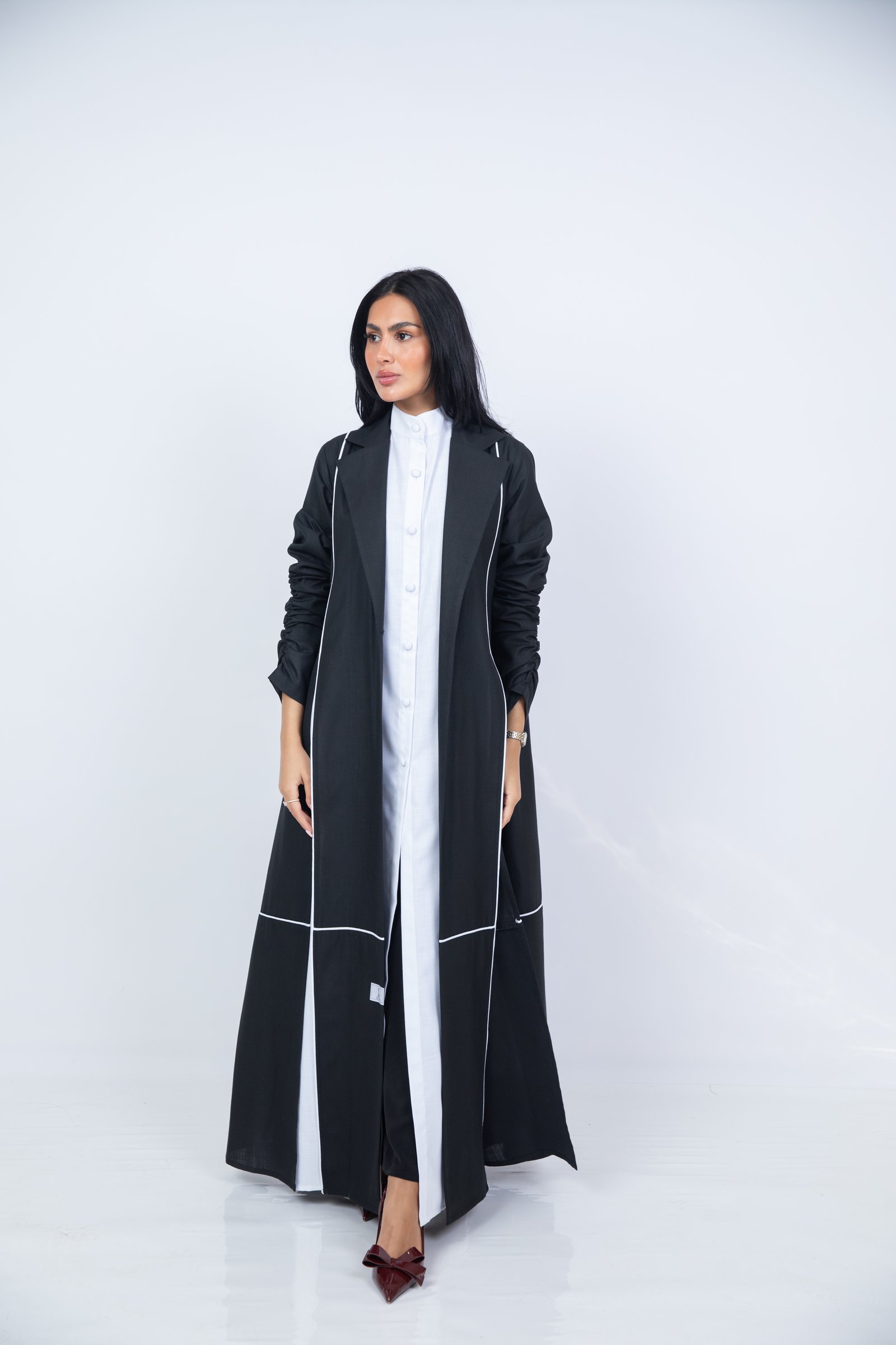 عباية كريب فاخر بتصميم أنيق وانسيابي - صورة 4