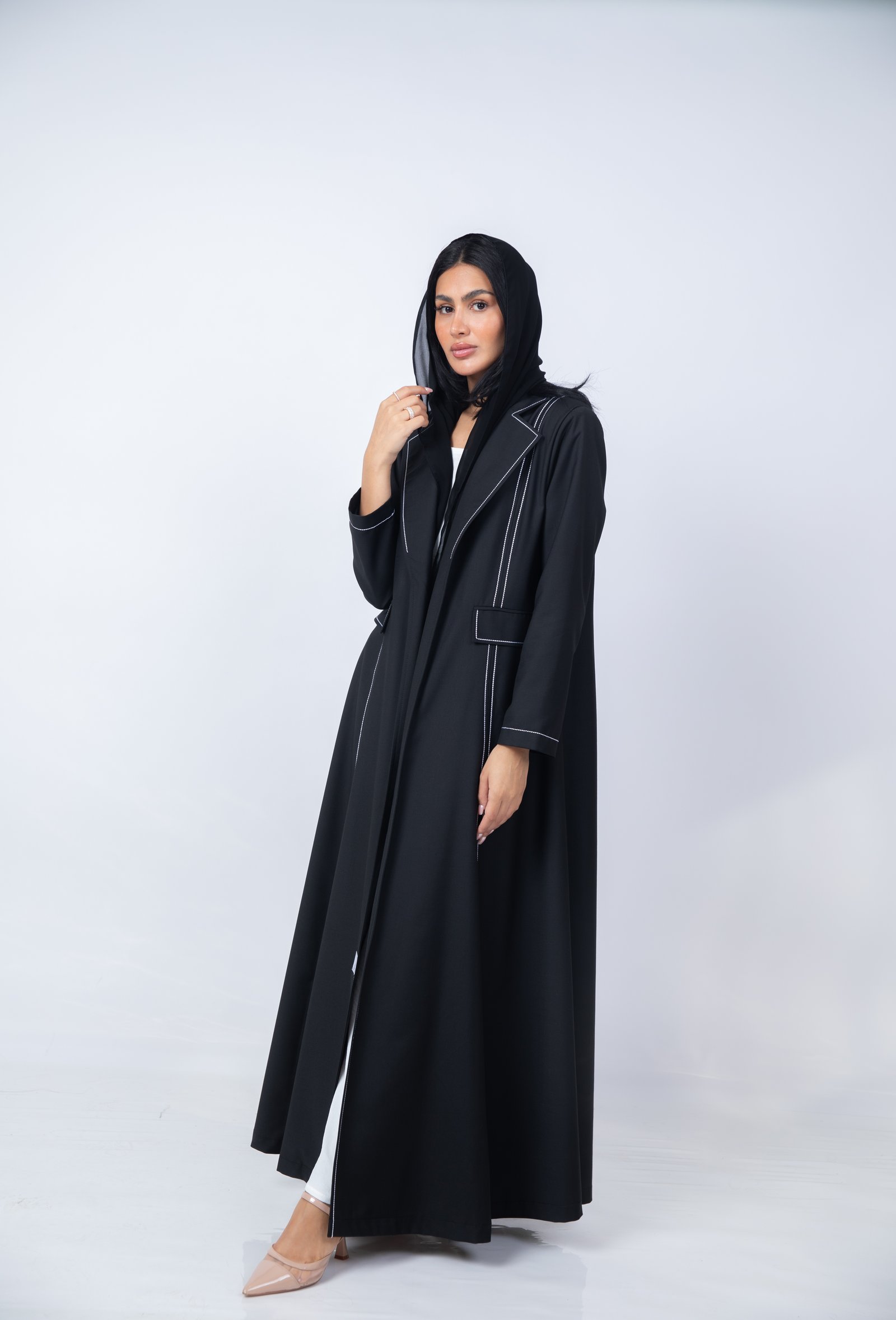 عباية كتان مبطنة بخطوط بيضاء أنيقة - صورة 1