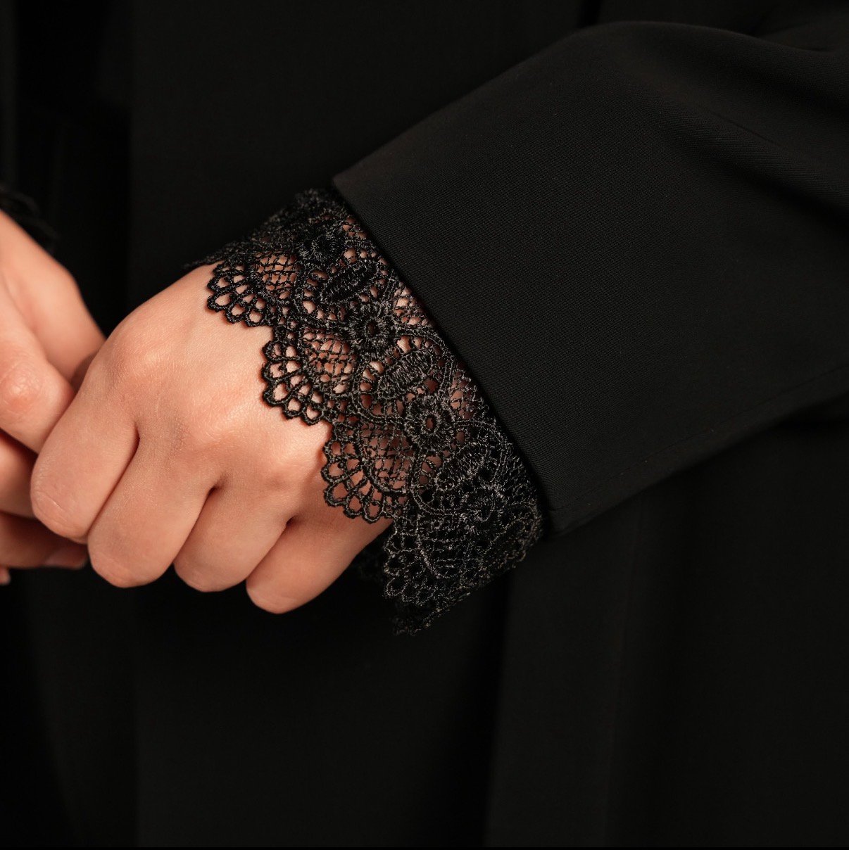 عباية كريب أسود بقصة كلوش - صورة 2