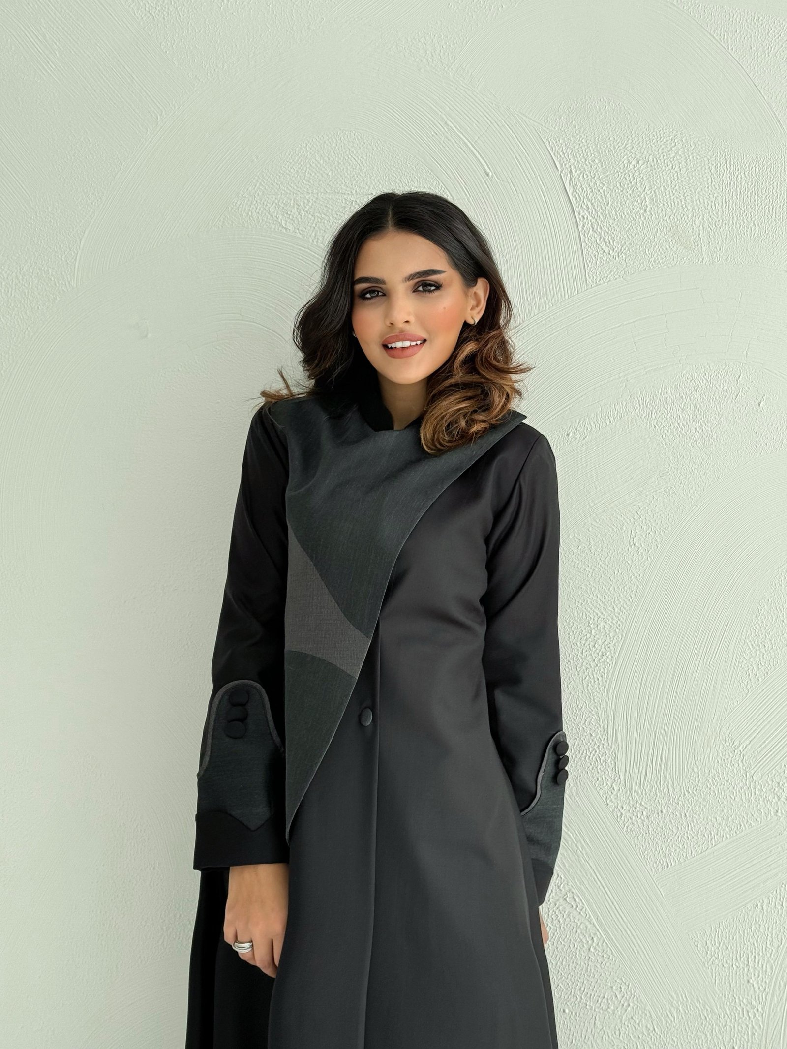 Formal Linen Abaya with Mixed Fabric Details - Image 4