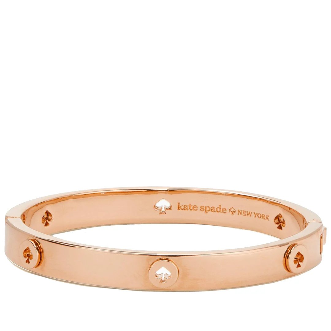 سوار مرصع بشعار الماركة | Kate Spade - صورة 2