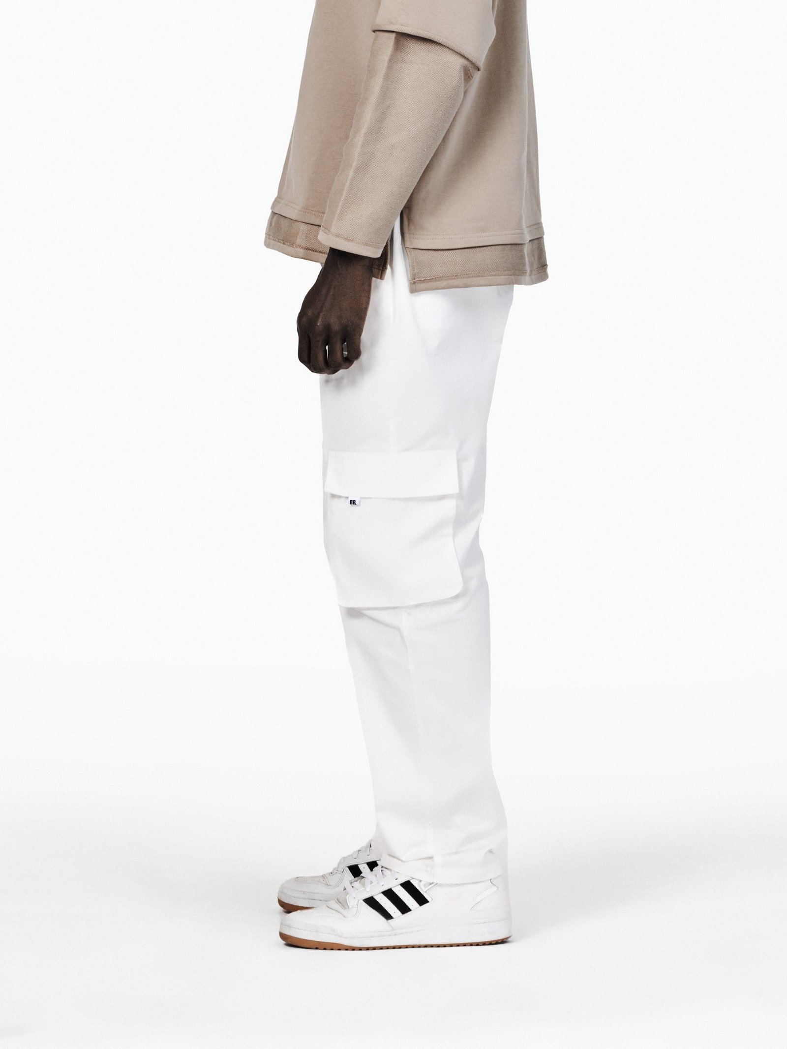 WHITE CARGO - صورة 2