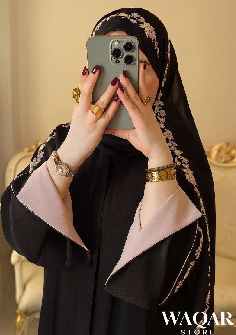 عباية حرير مطرزة بورود فخمة 🌸 - صورة 1