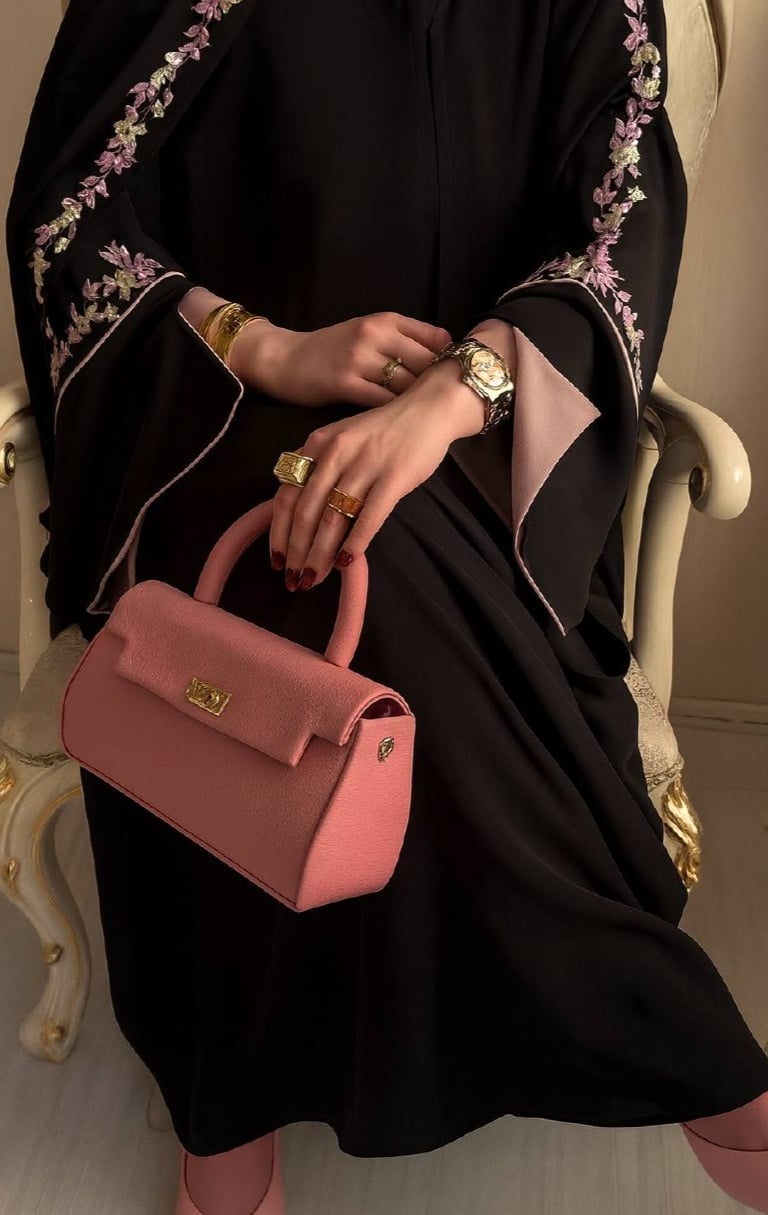 عباية حرير مطرزة بورود فخمة 🌸 - صورة 2