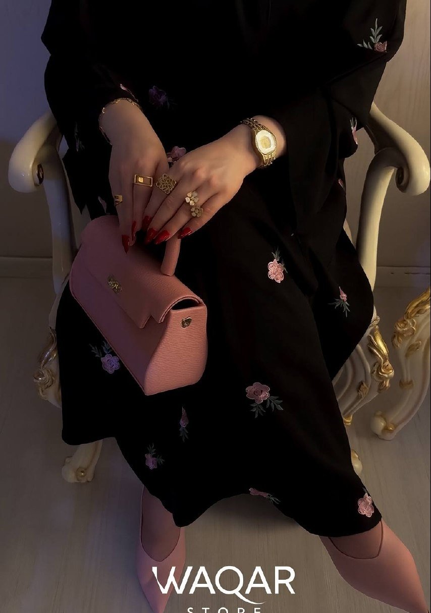 عباية حرير مطرزة بورود فخمة 🌸 - صورة 1