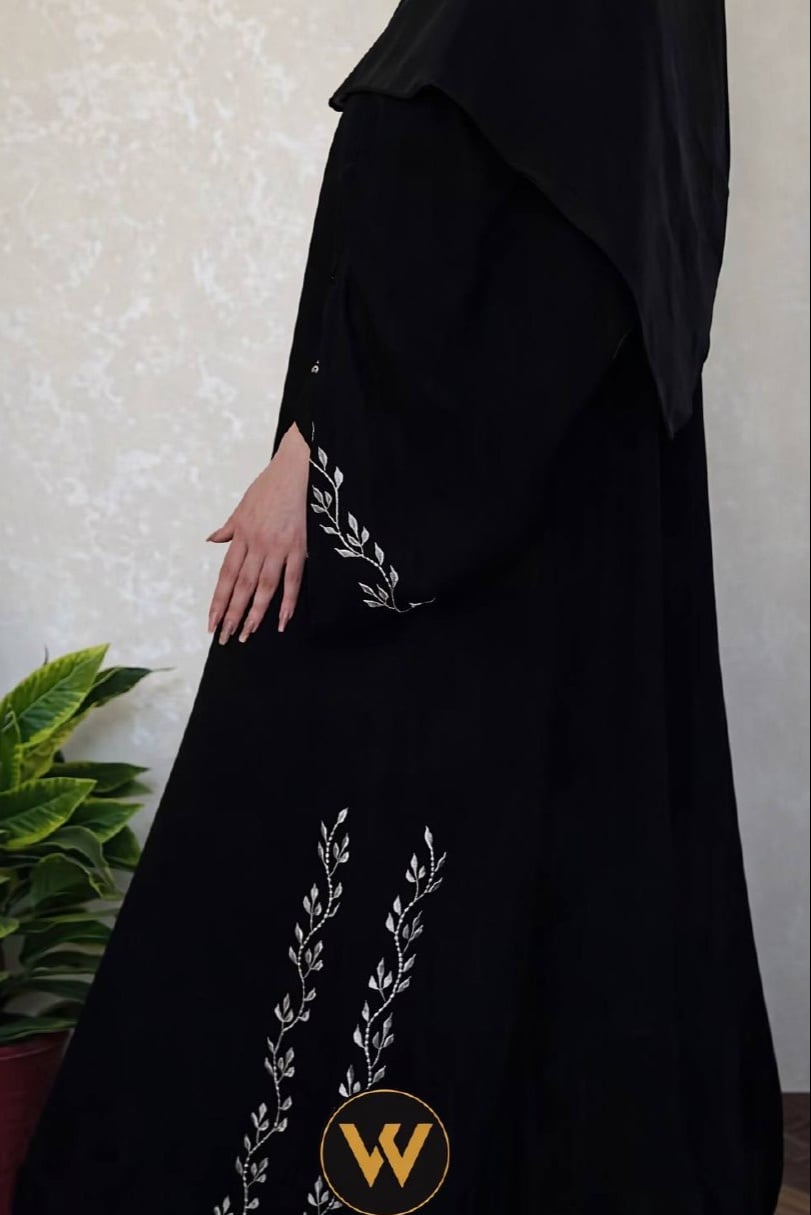 عباية حرير مطرزة بورود فخمة 🌸 - صورة 2
