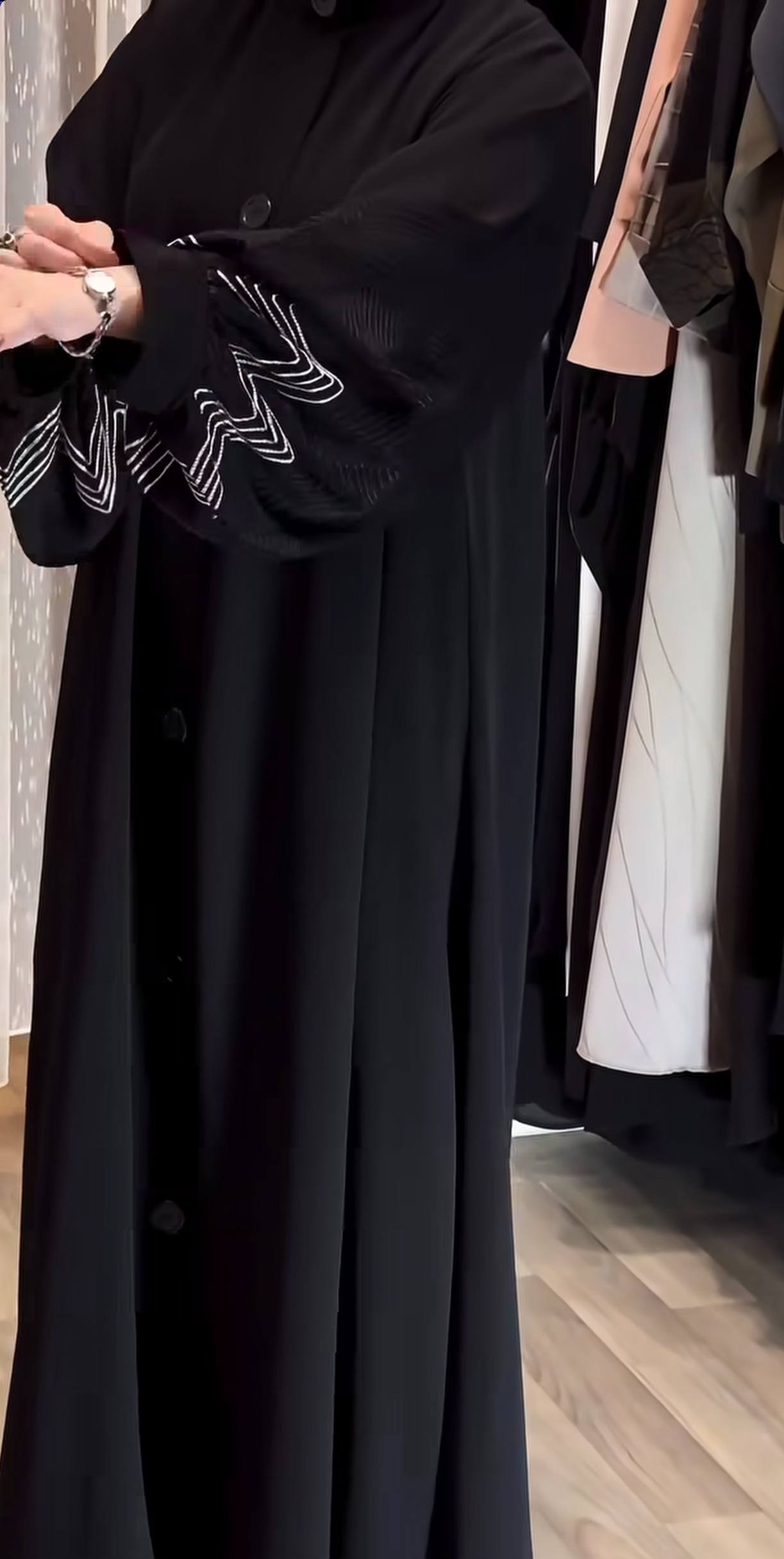 عباية حرير مطرزة بورود فخمة 🌸 - صورة 2