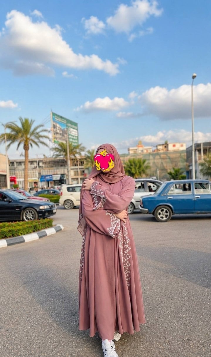 عباية حرير مطرزة لون رملي - صورة 1