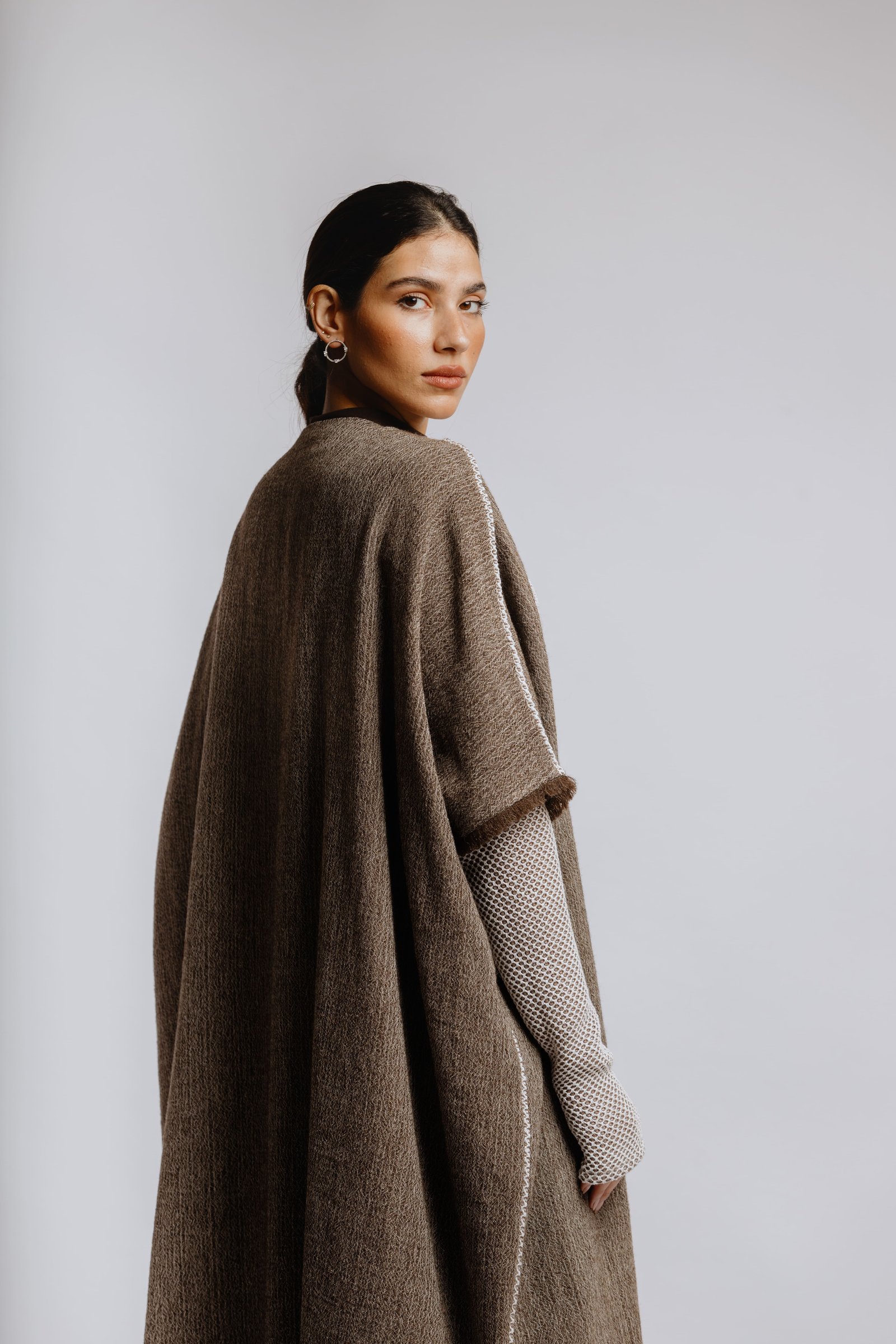 Wool bisht with crochet sleeve - Image 7