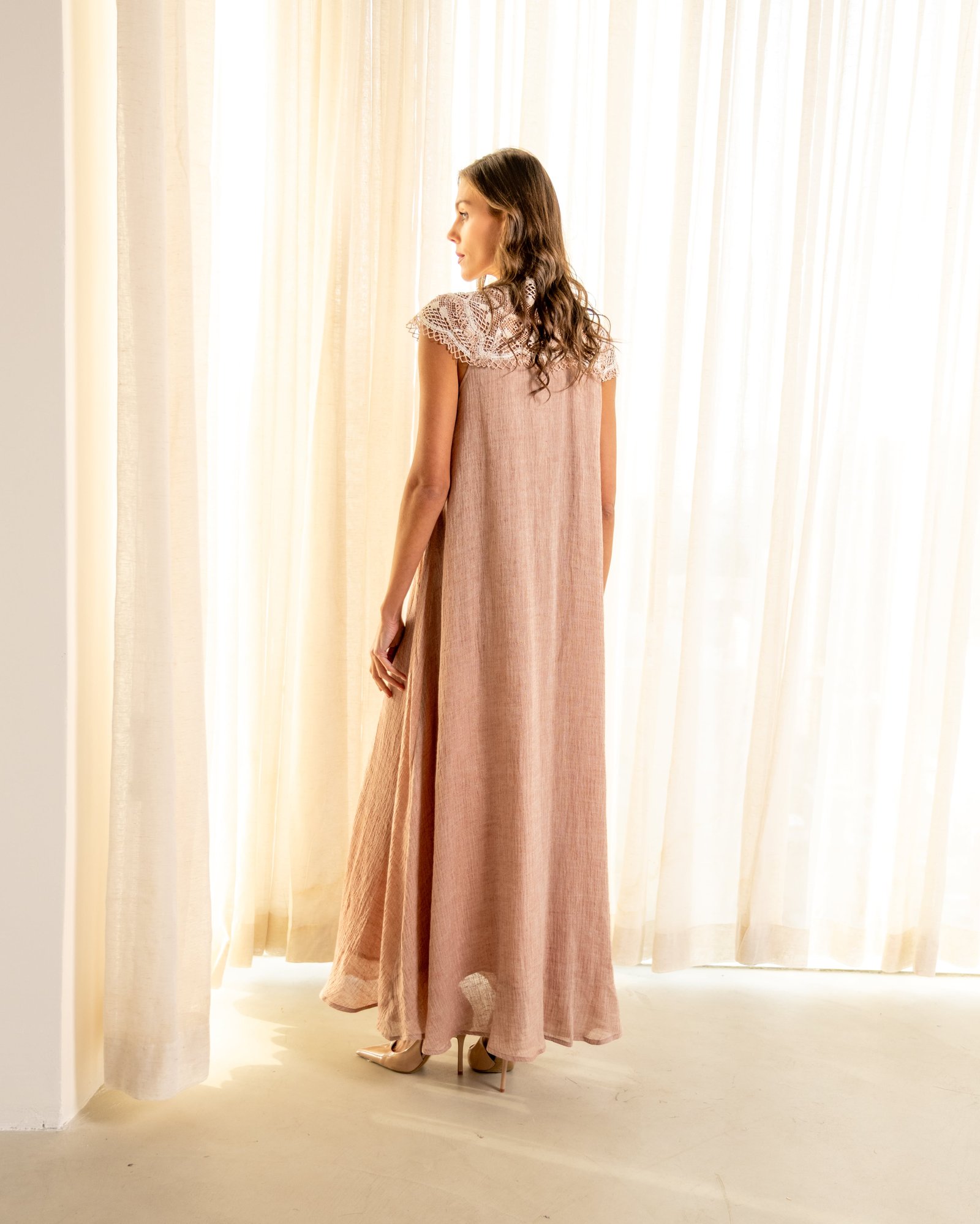 Dress with high neck lace - Image 4