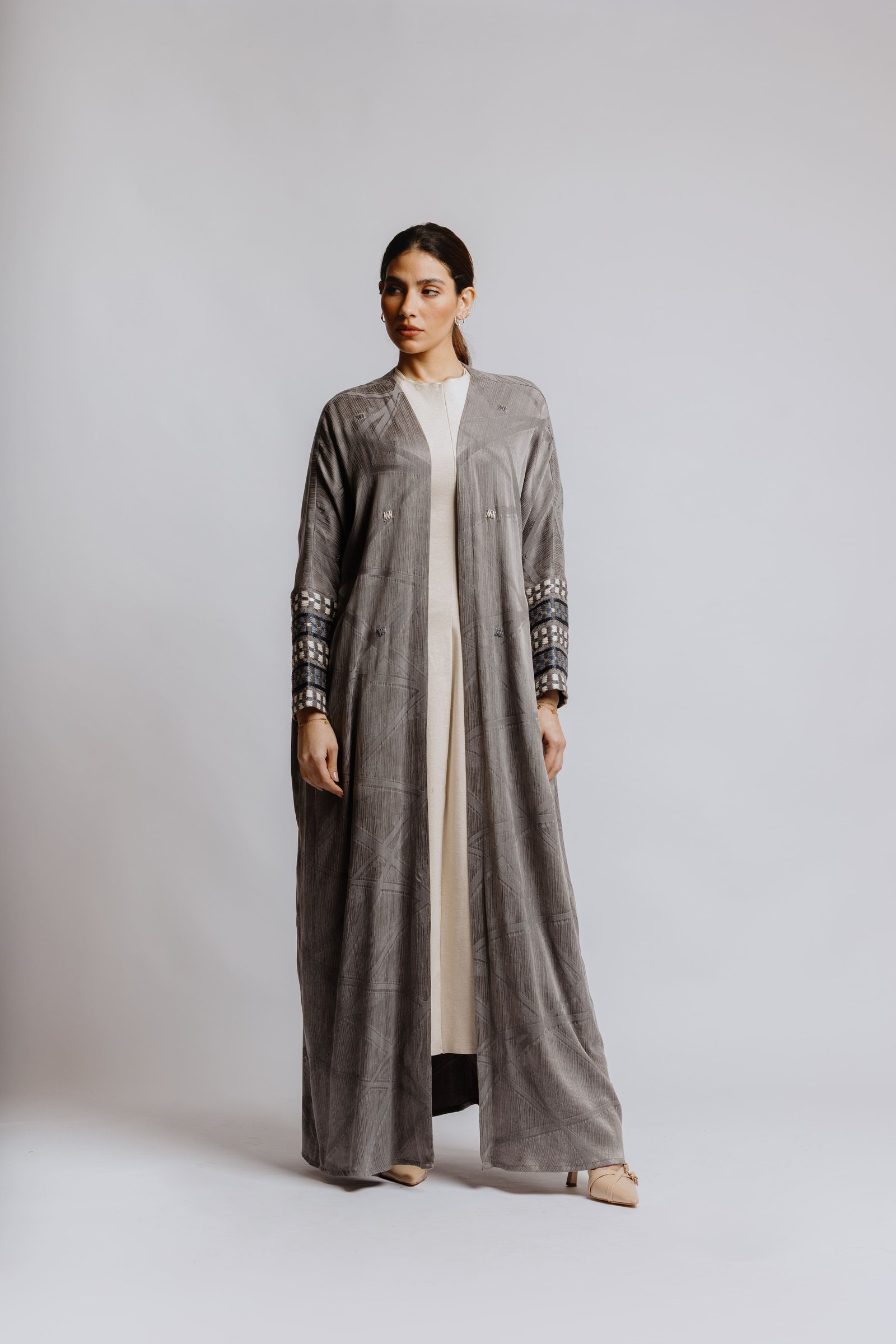 Elegant Bisht Abaya - Image 6
