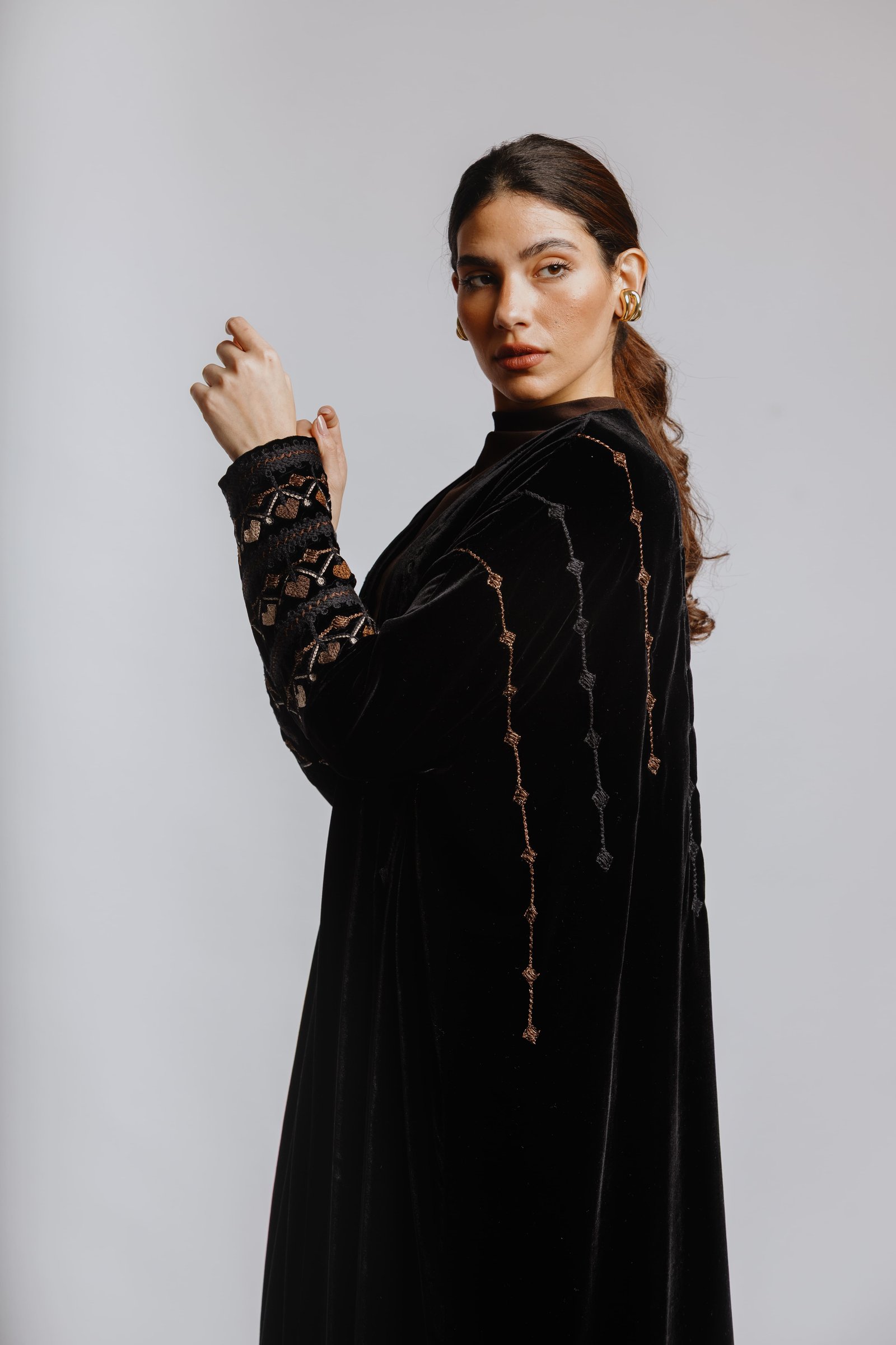 Velvet abaya with embroidery - Image 1