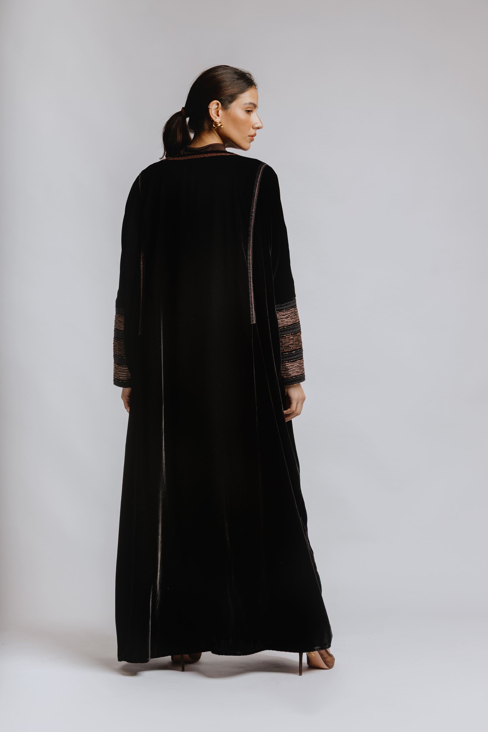 Velvet bisht abaya with embroider - Image 4