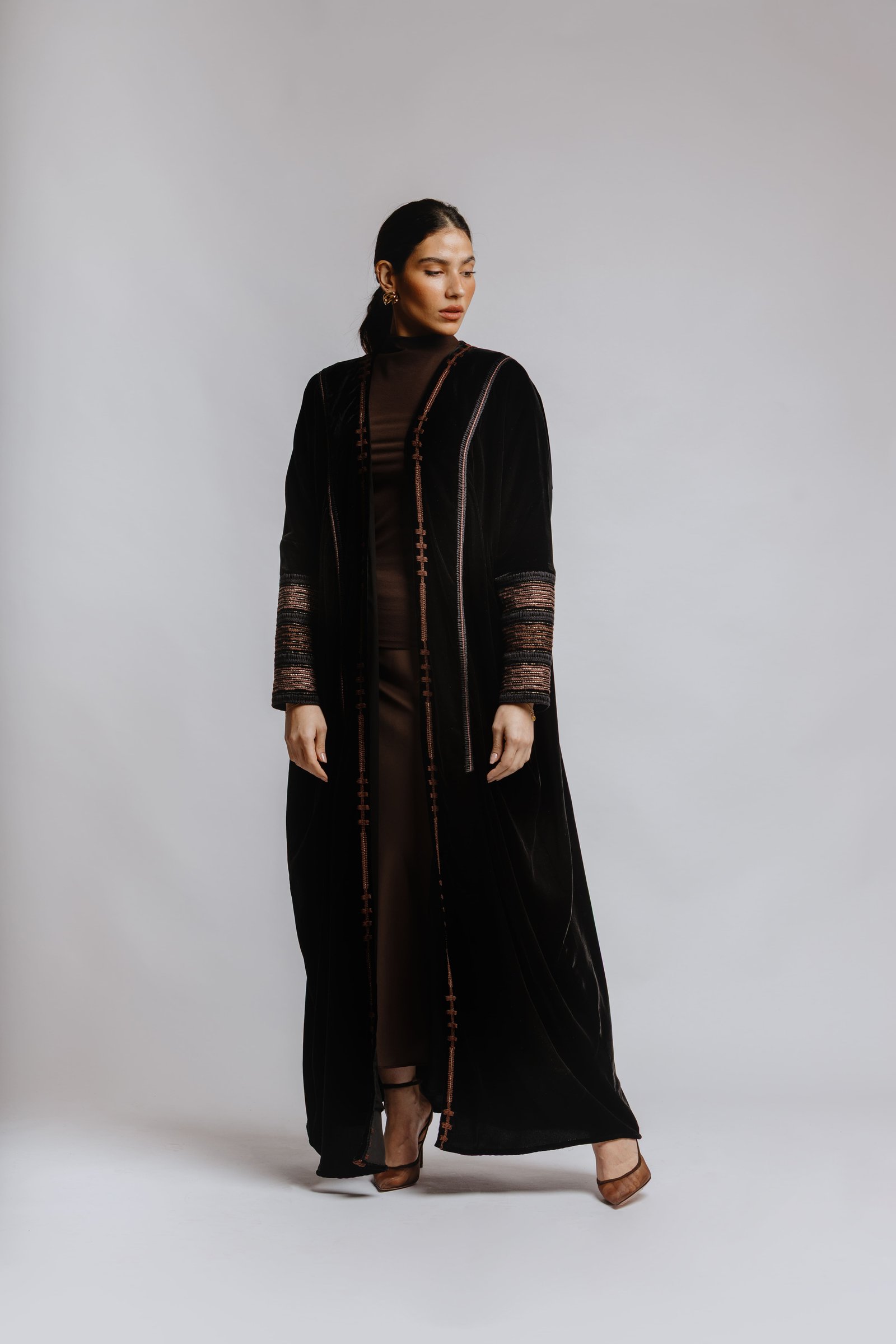 Velvet bisht abaya with embroider - Image 1