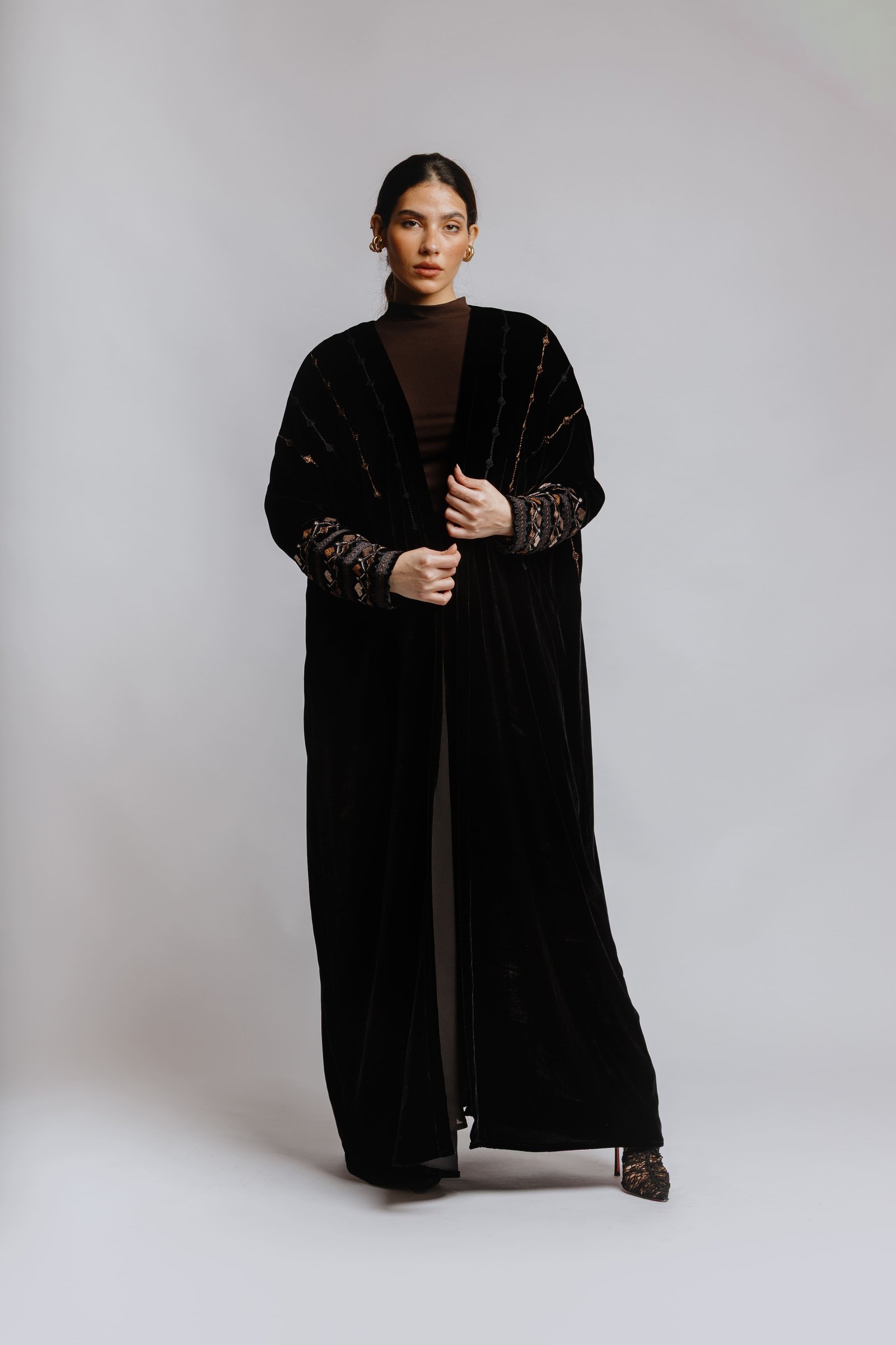 Velvet abaya with embroidery - Image 12