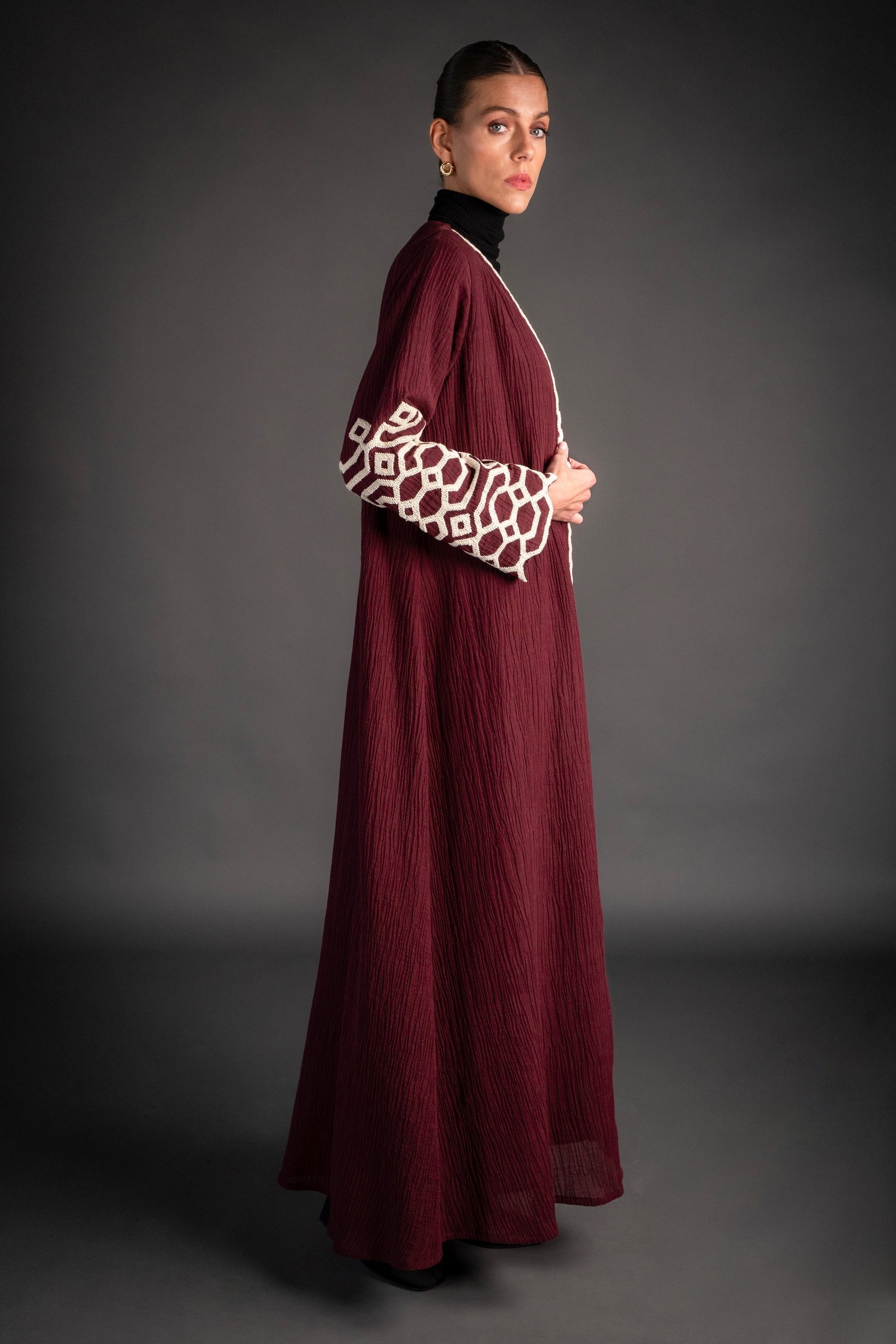 Lenin abaya with embroidery on the sleeve - Image 4