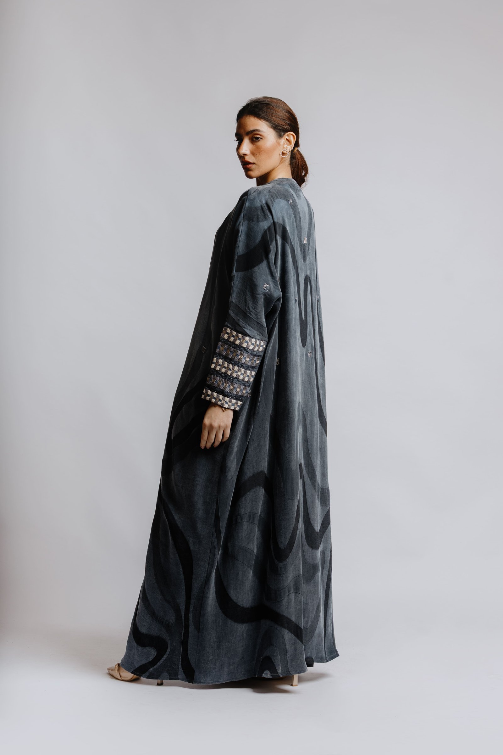 Elegant Bisht Abaya - Image 5