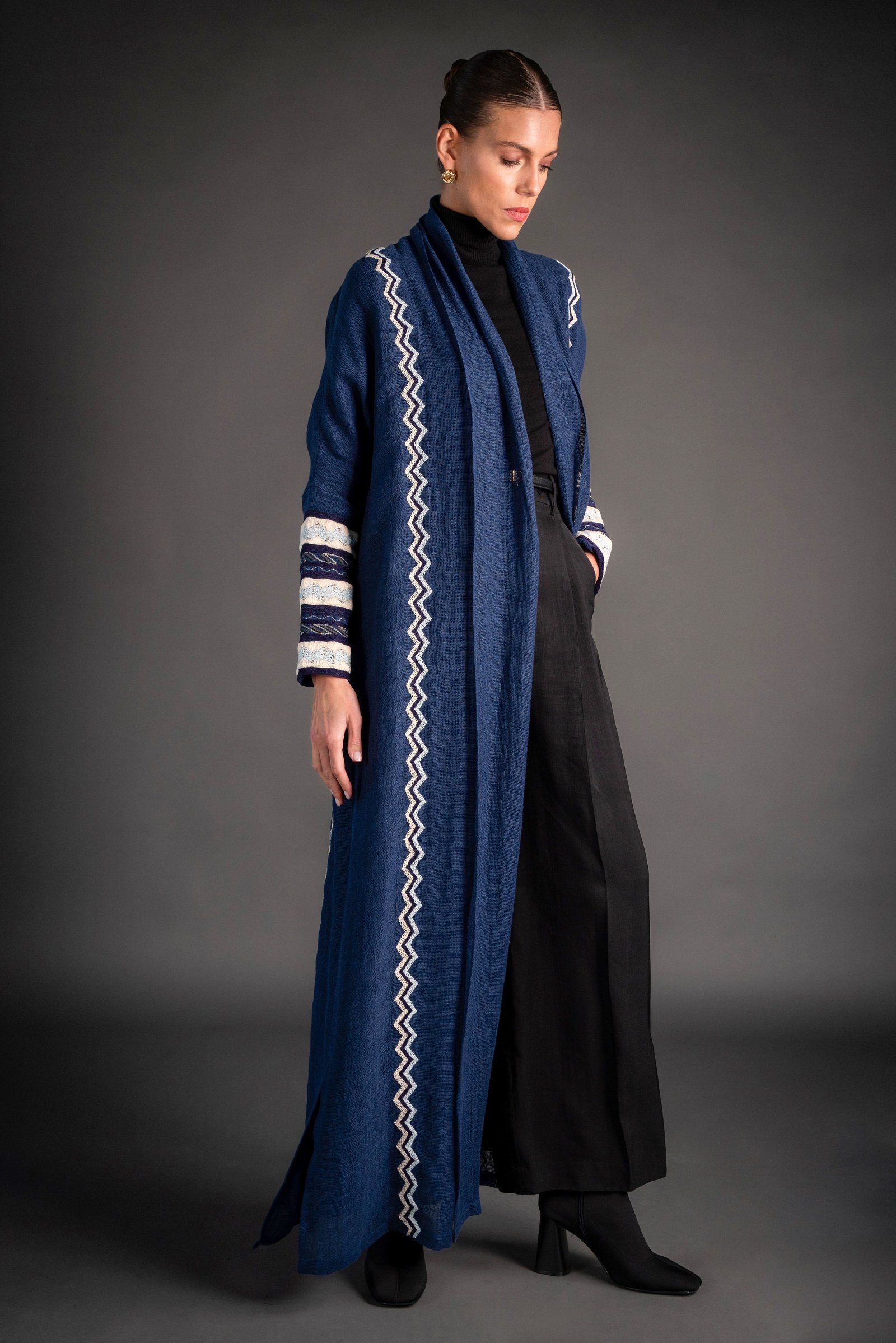 Lenin abaya with embroidery on the sleeve - Image 5