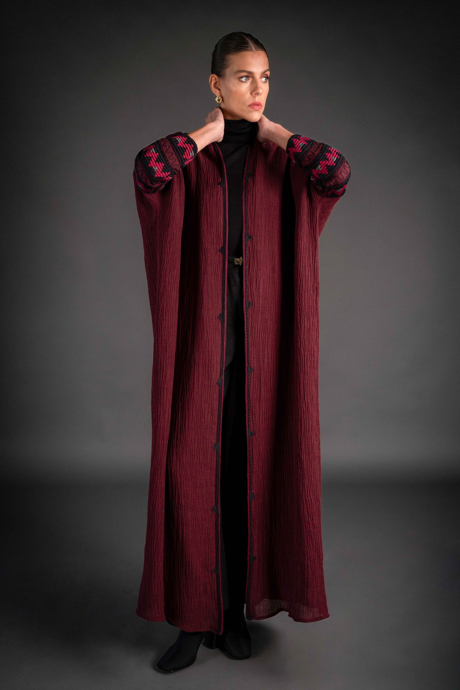 Bisht abaya with embroidery on the sleeves - Image 3