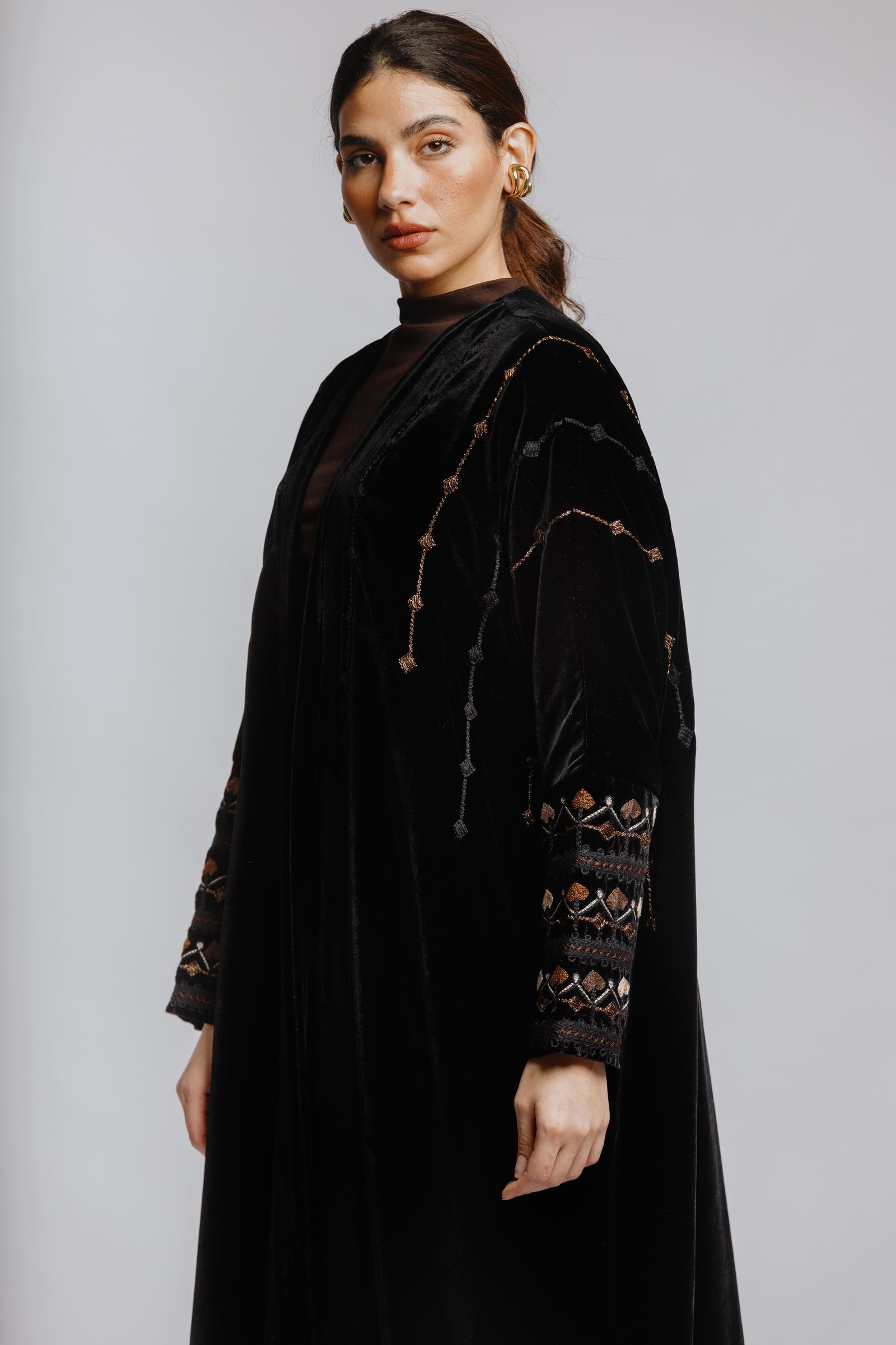Velvet abaya with embroidery - Image 6