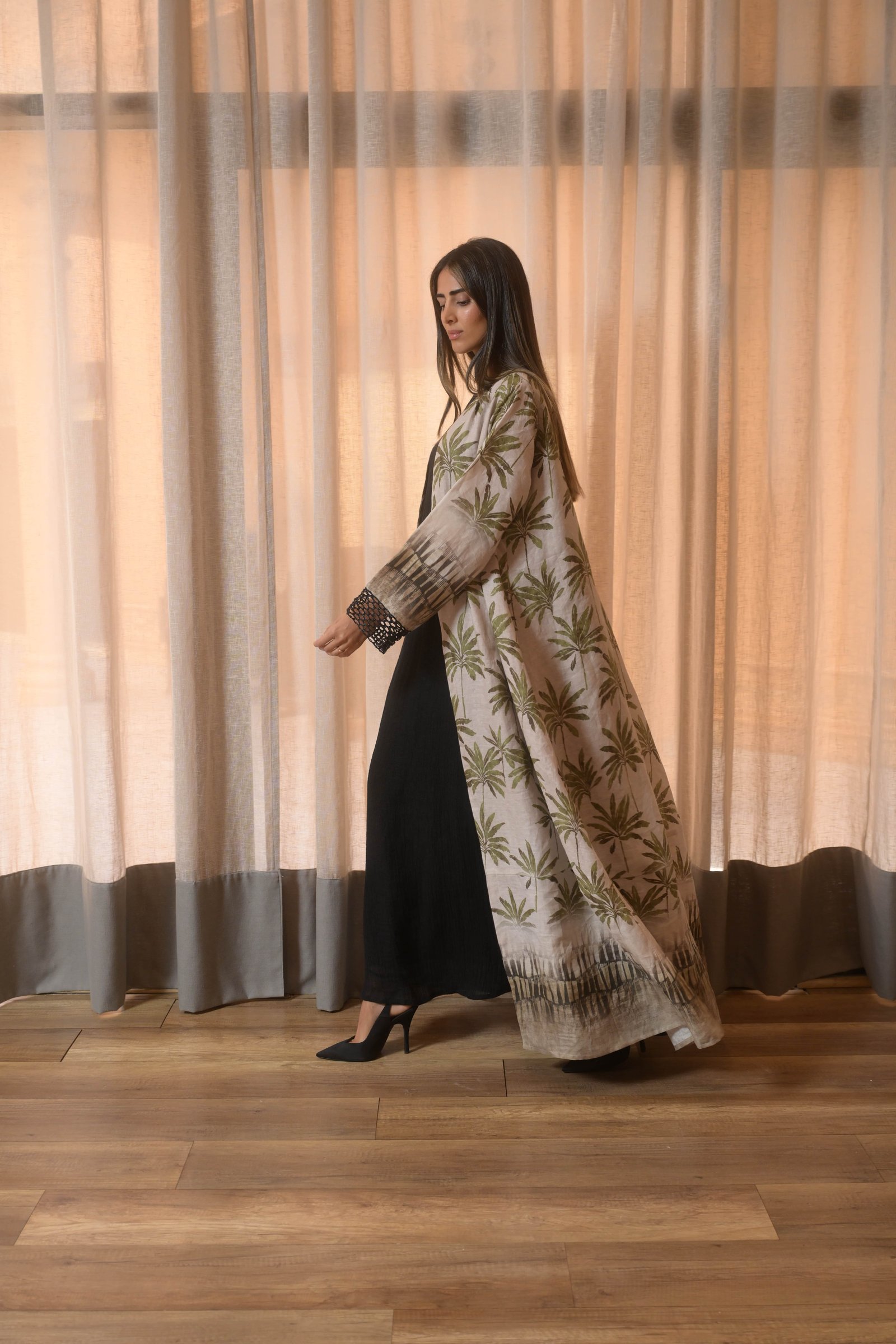 Printed Palm Abaya - Image 4