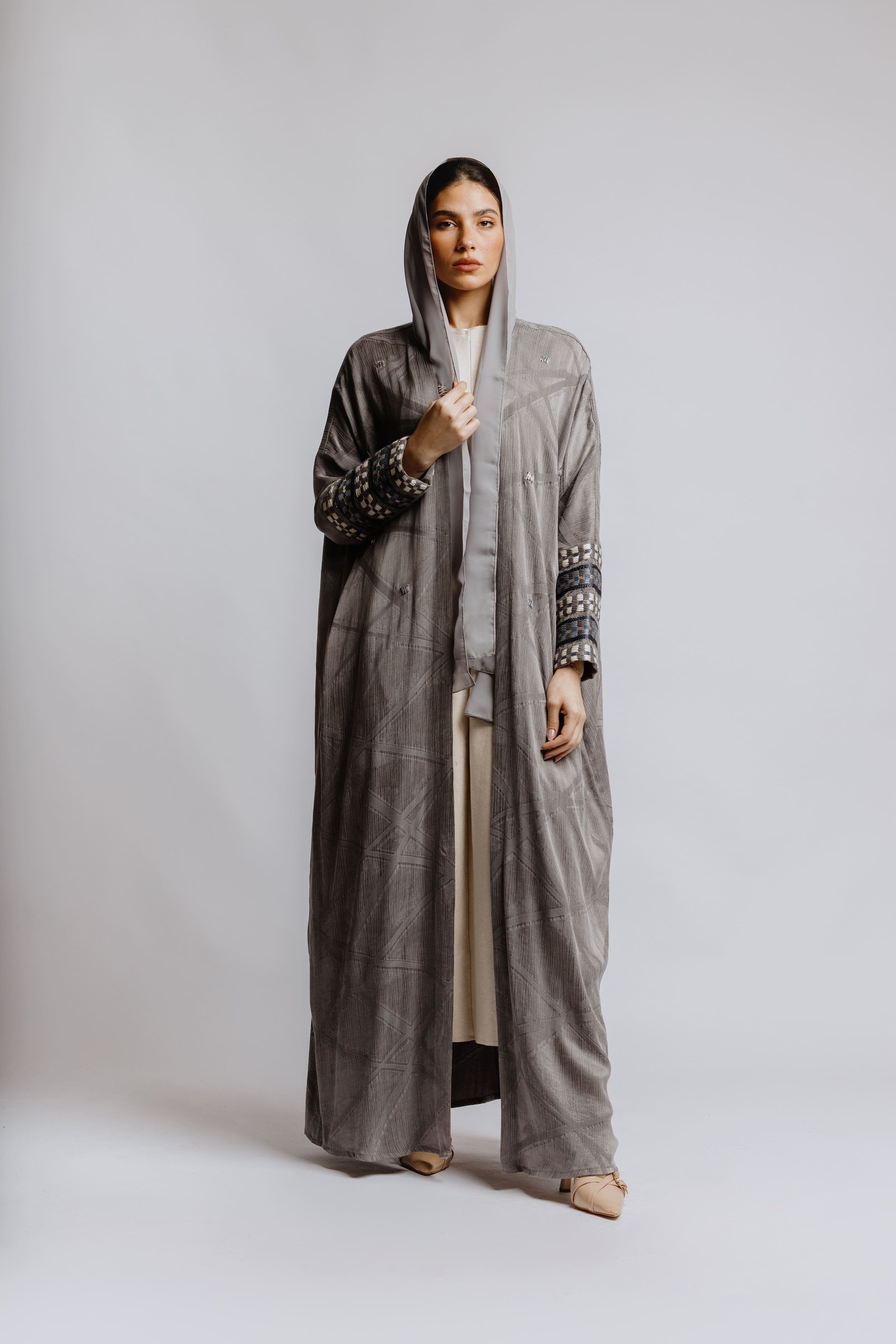 Elegant Bisht Abaya - Image 2