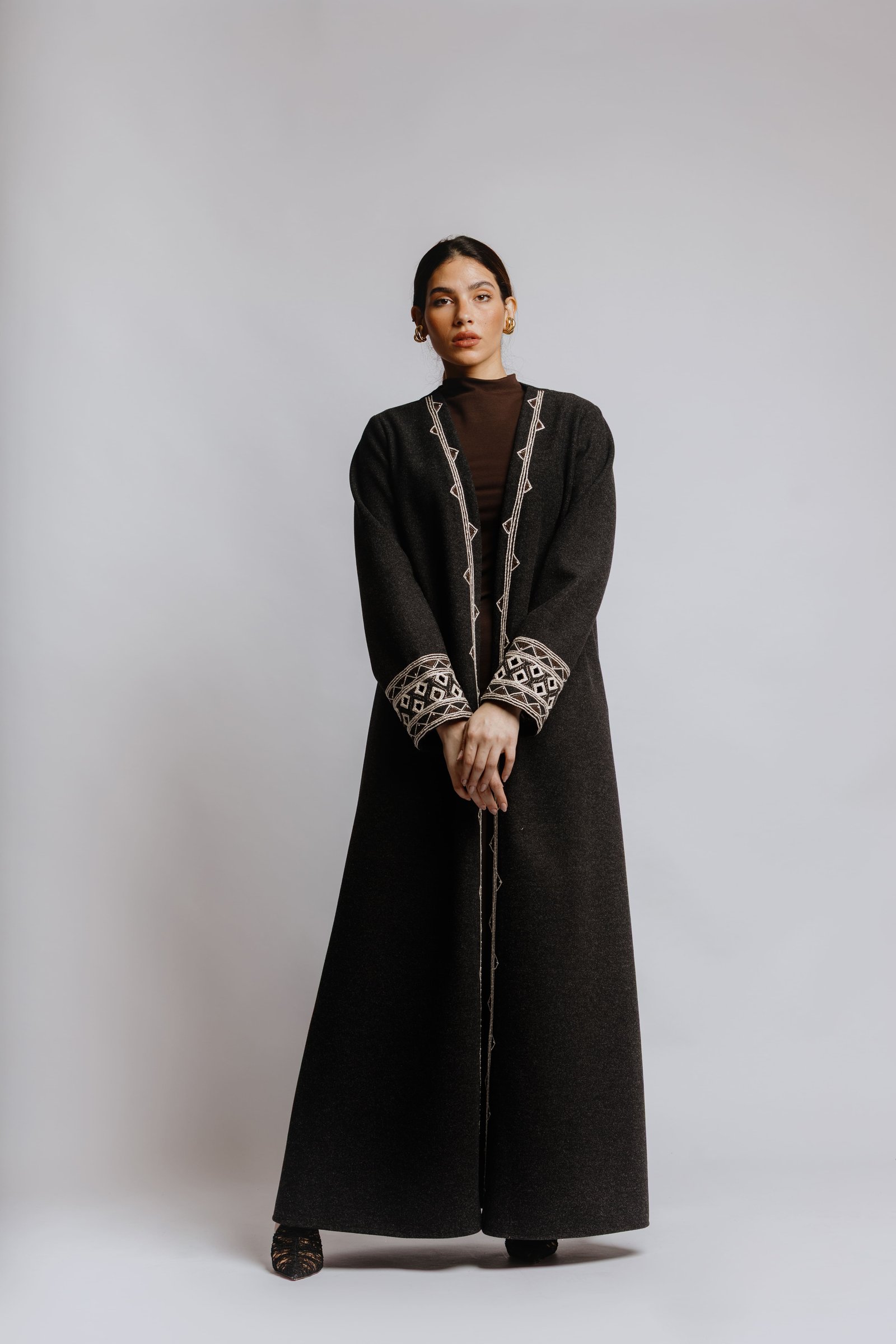 Wool abaya with embroidery - Image 4
