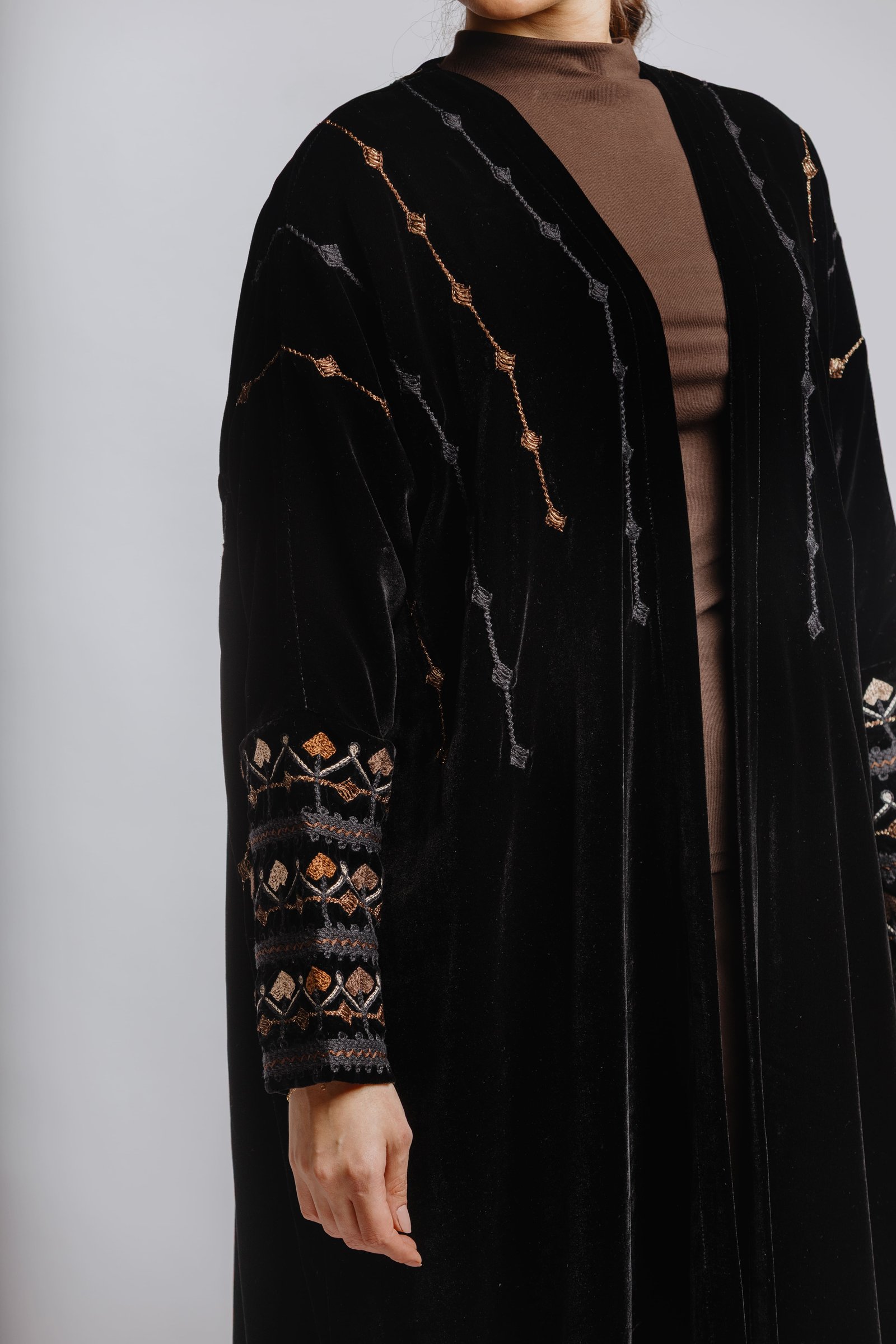 Velvet abaya with embroidery - Image 8
