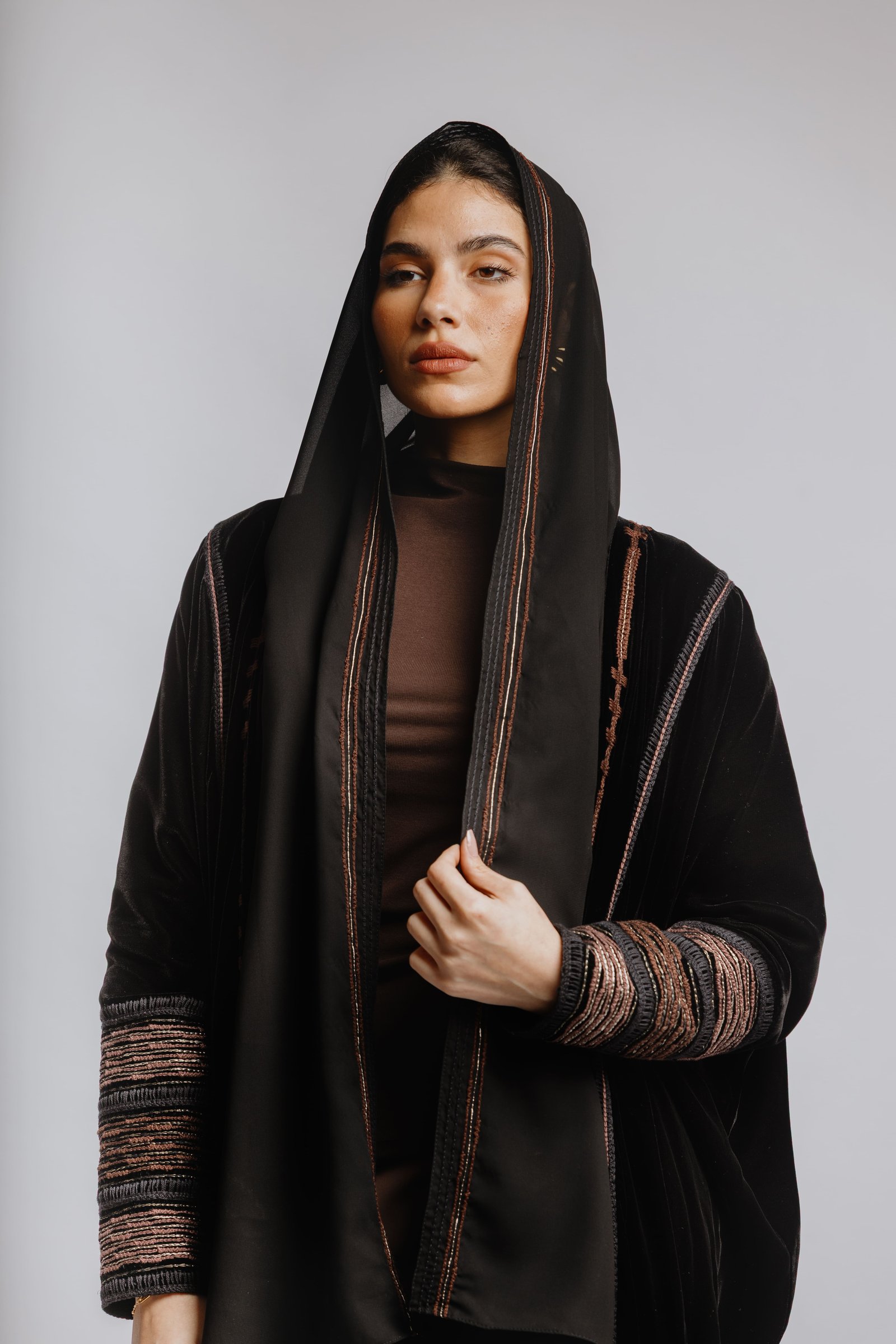 عباية مخمل مع تطريز - صورة 7